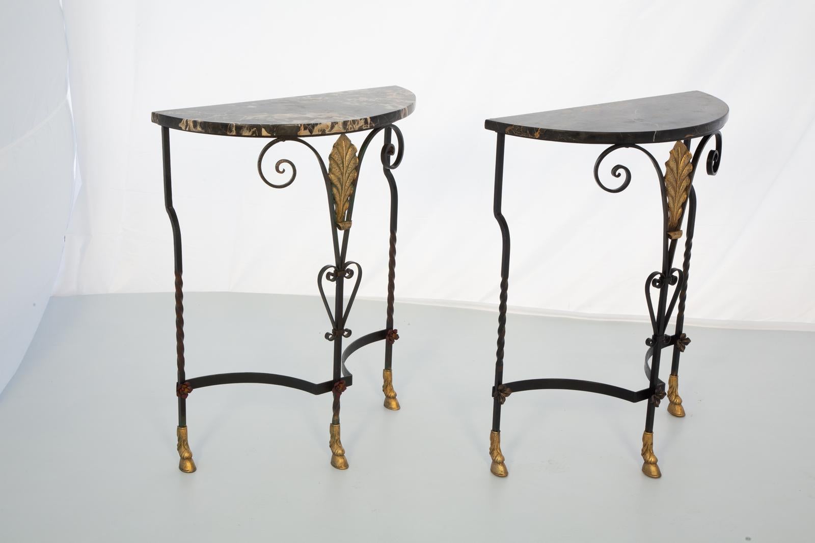 Paar französische Art Deco Demilune-Konsolen aus Schmiedeeisen mit Marmorauflagen (Vergoldet) im Angebot