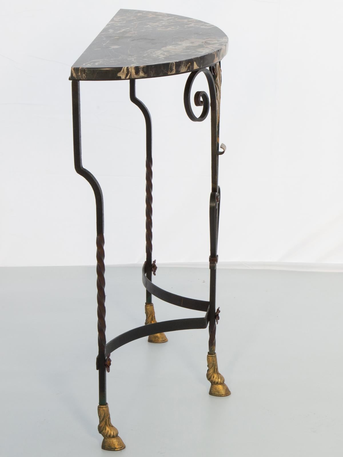 Paar französische Art Deco Demilune-Konsolen aus Schmiedeeisen mit Marmorauflagen (Frühes 20. Jahrhundert) im Angebot