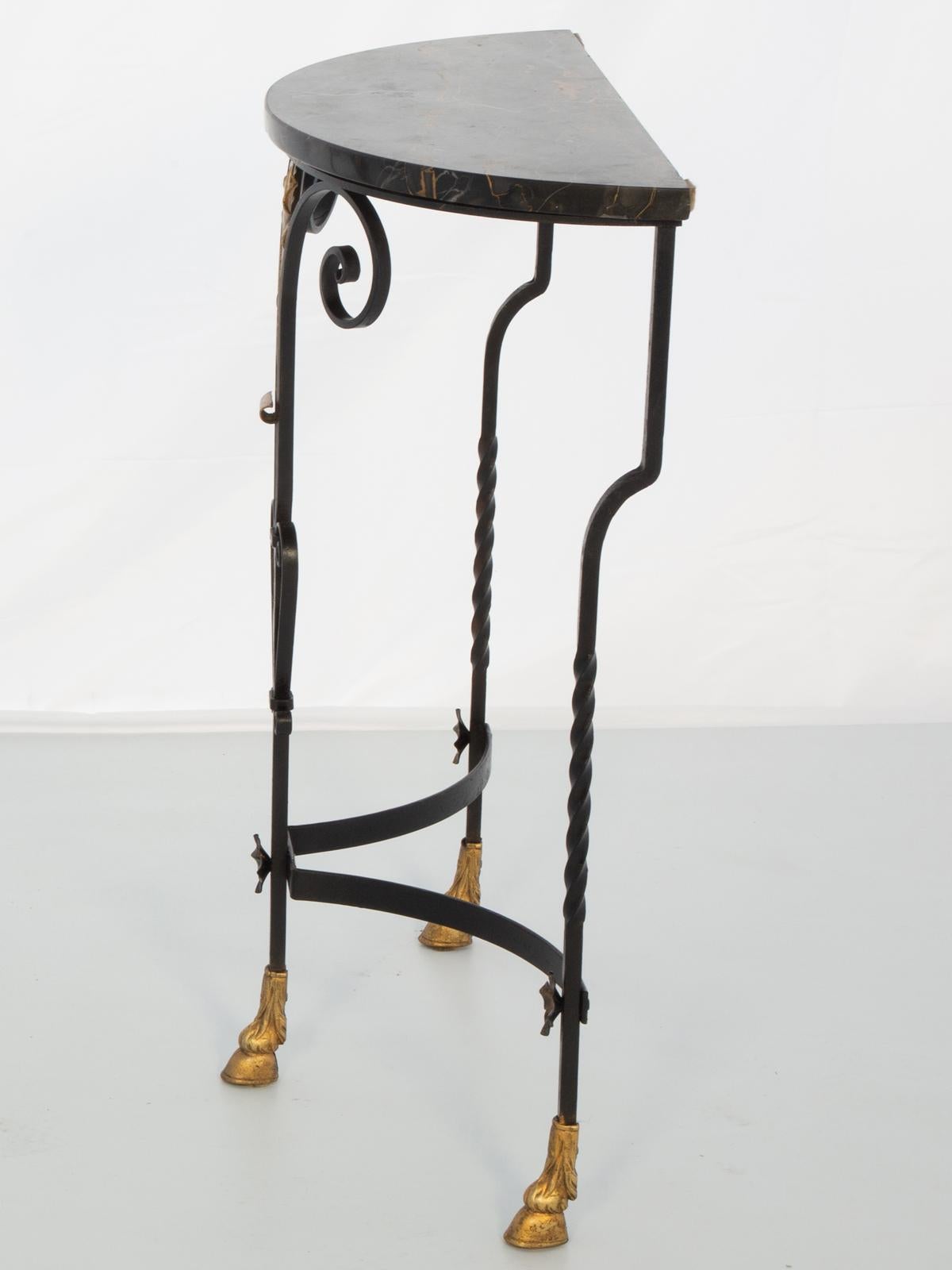 Paar französische Art Deco Demilune-Konsolen aus Schmiedeeisen mit Marmorauflagen im Angebot 1