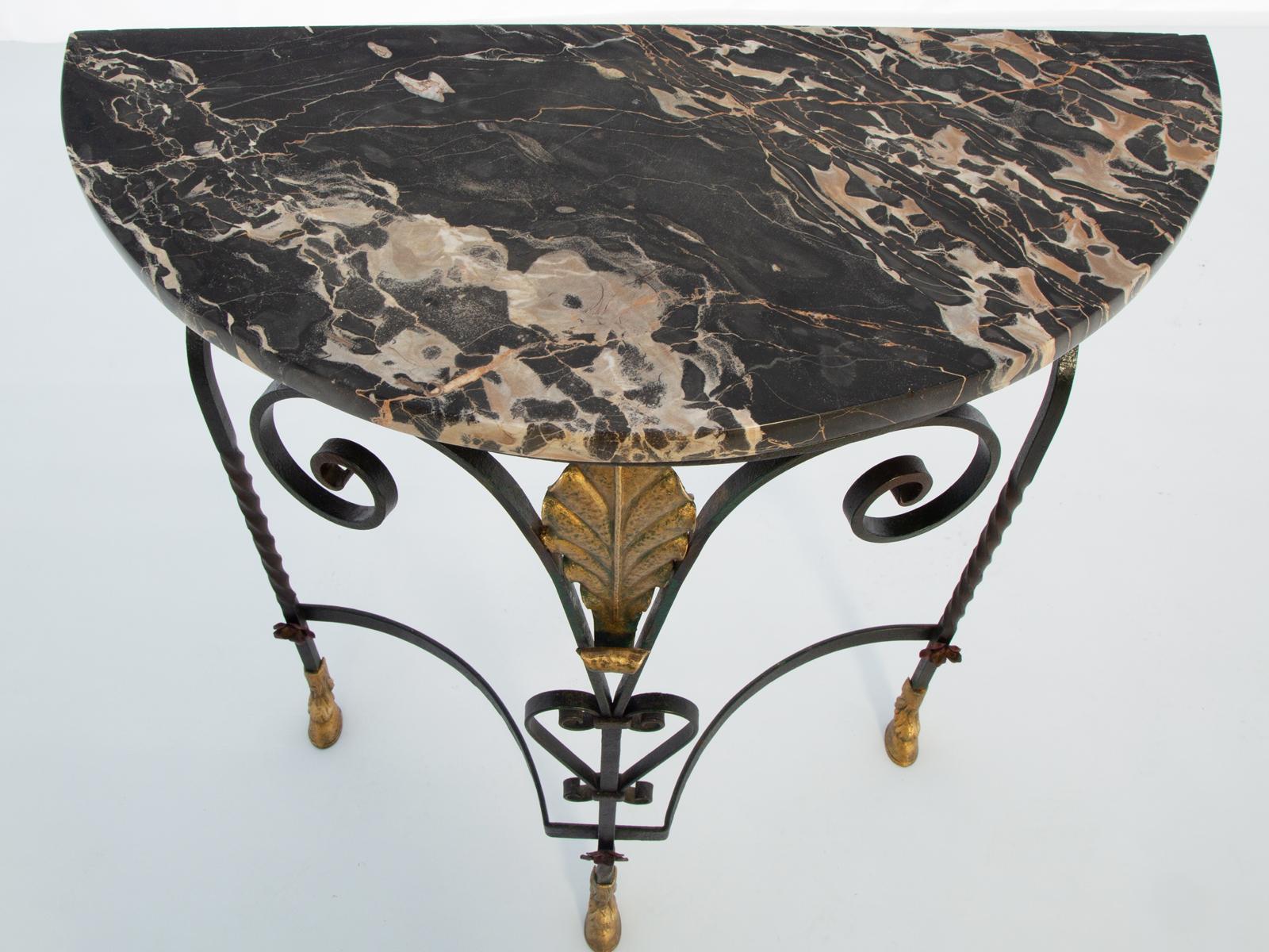 Paar französische Art Deco Demilune-Konsolen aus Schmiedeeisen mit Marmorauflagen im Angebot 2