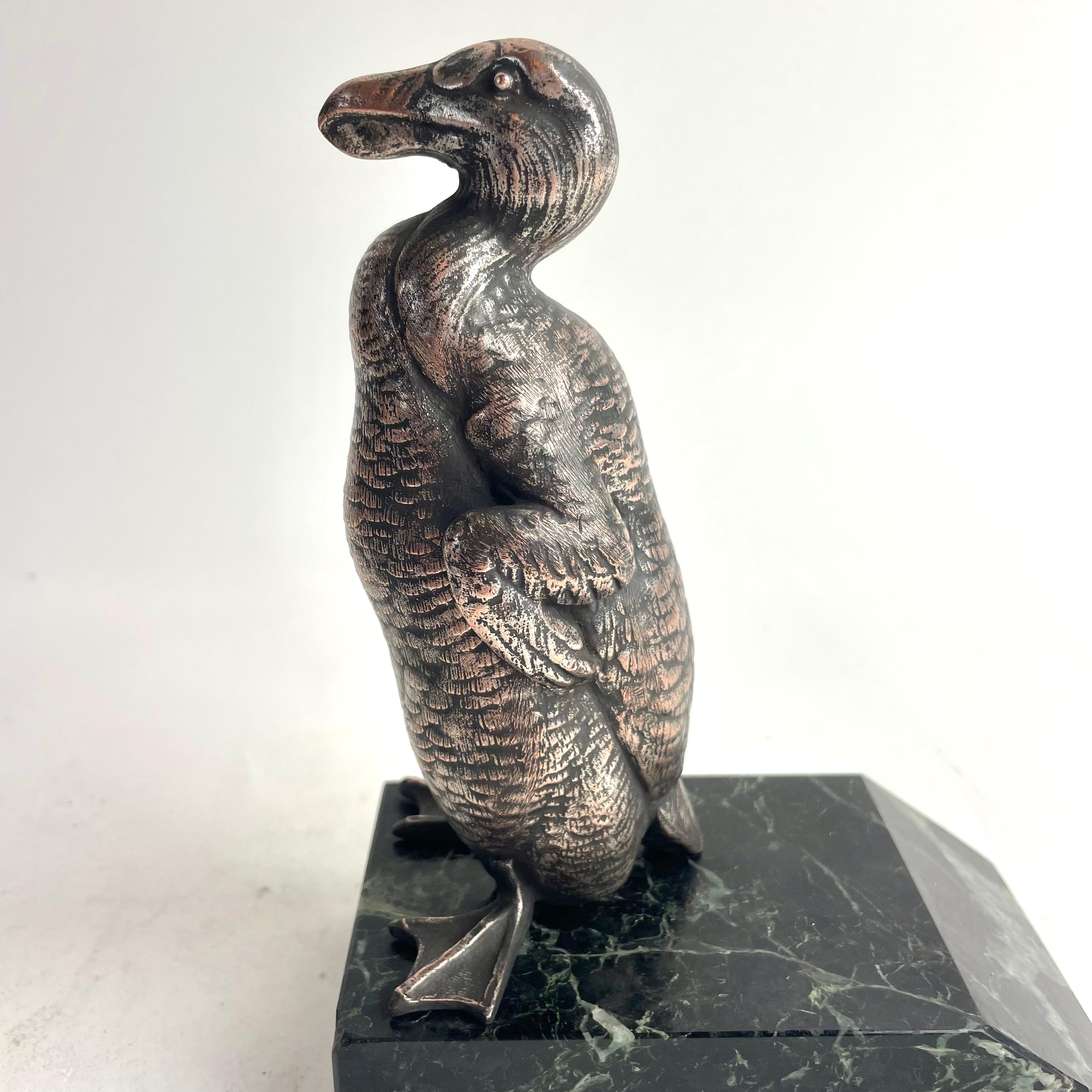 Coppia di reggilibri Dodo in Art Déco francese in spelta argentata e marmo, anni '30 in vendita 4