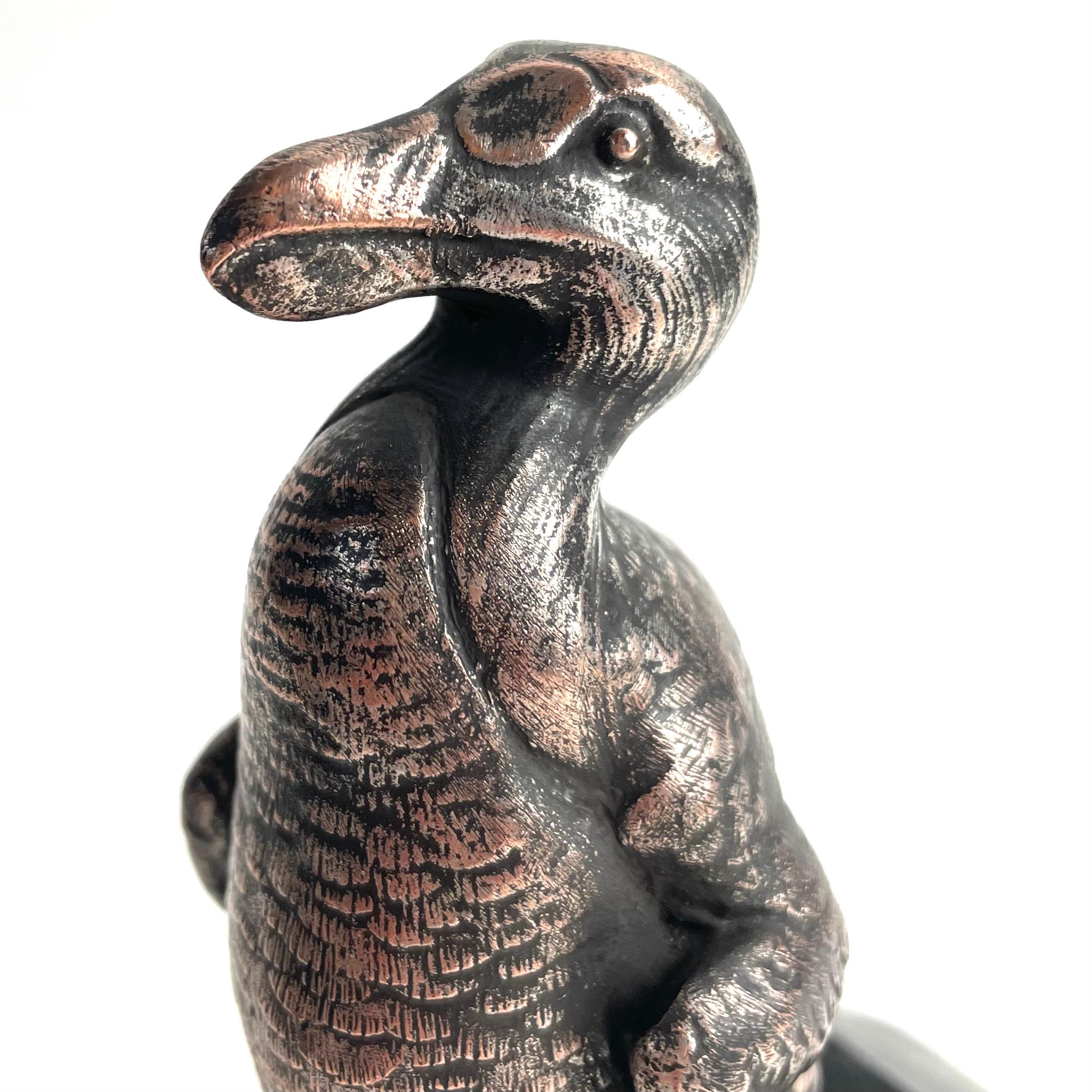 Coppia di reggilibri Dodo in Art Déco francese in spelta argentata e marmo, anni '30 in vendita 5