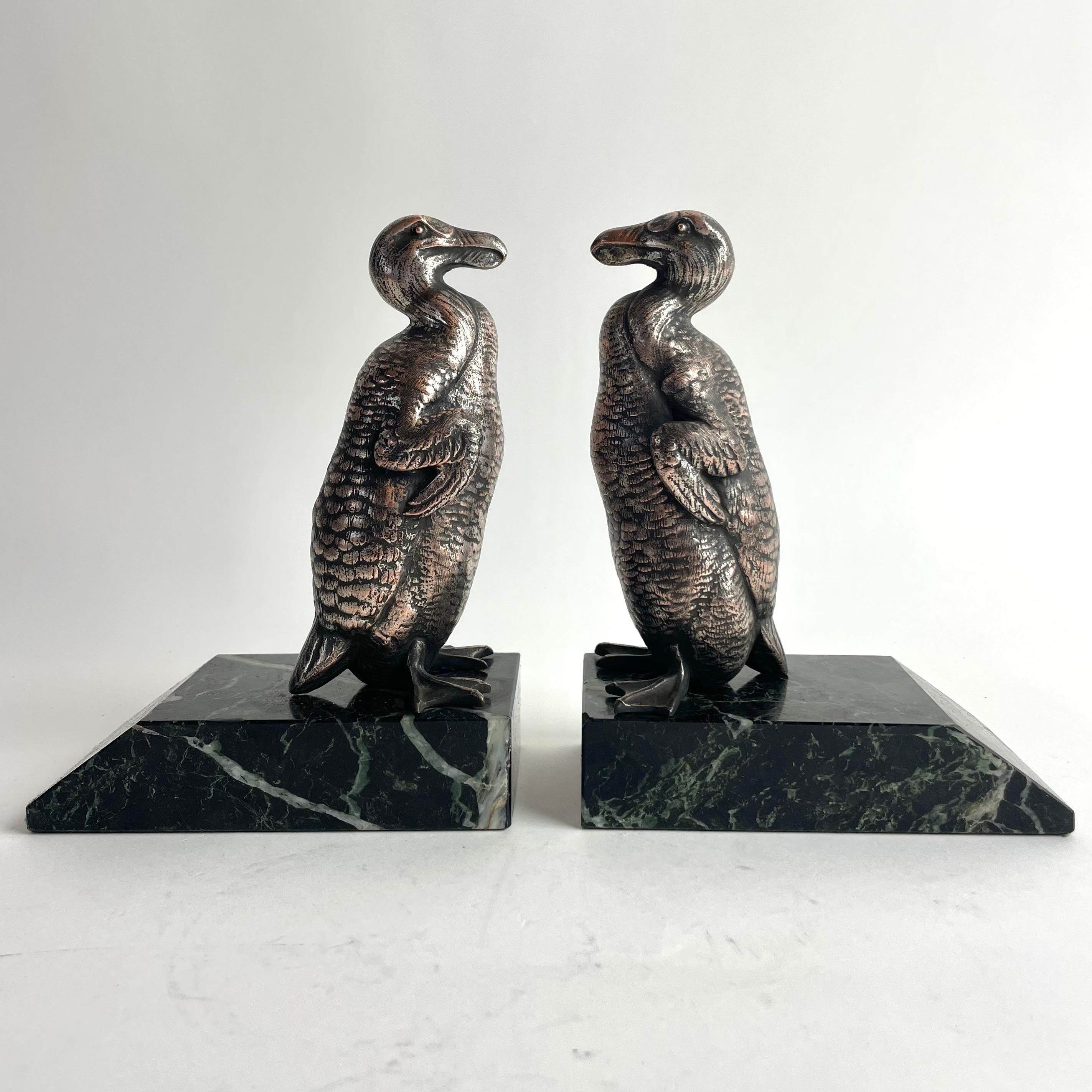 

Coppia di reggilibri Dodo in Art Déco francese in spelta argentata e marmo, anni '30

Una coppia di fermalibri in stile Art Decor realizzati in Francia negli anni '30, raffiguranti il leggendario ed estinto uccello Dodo. Realizzato in spelta