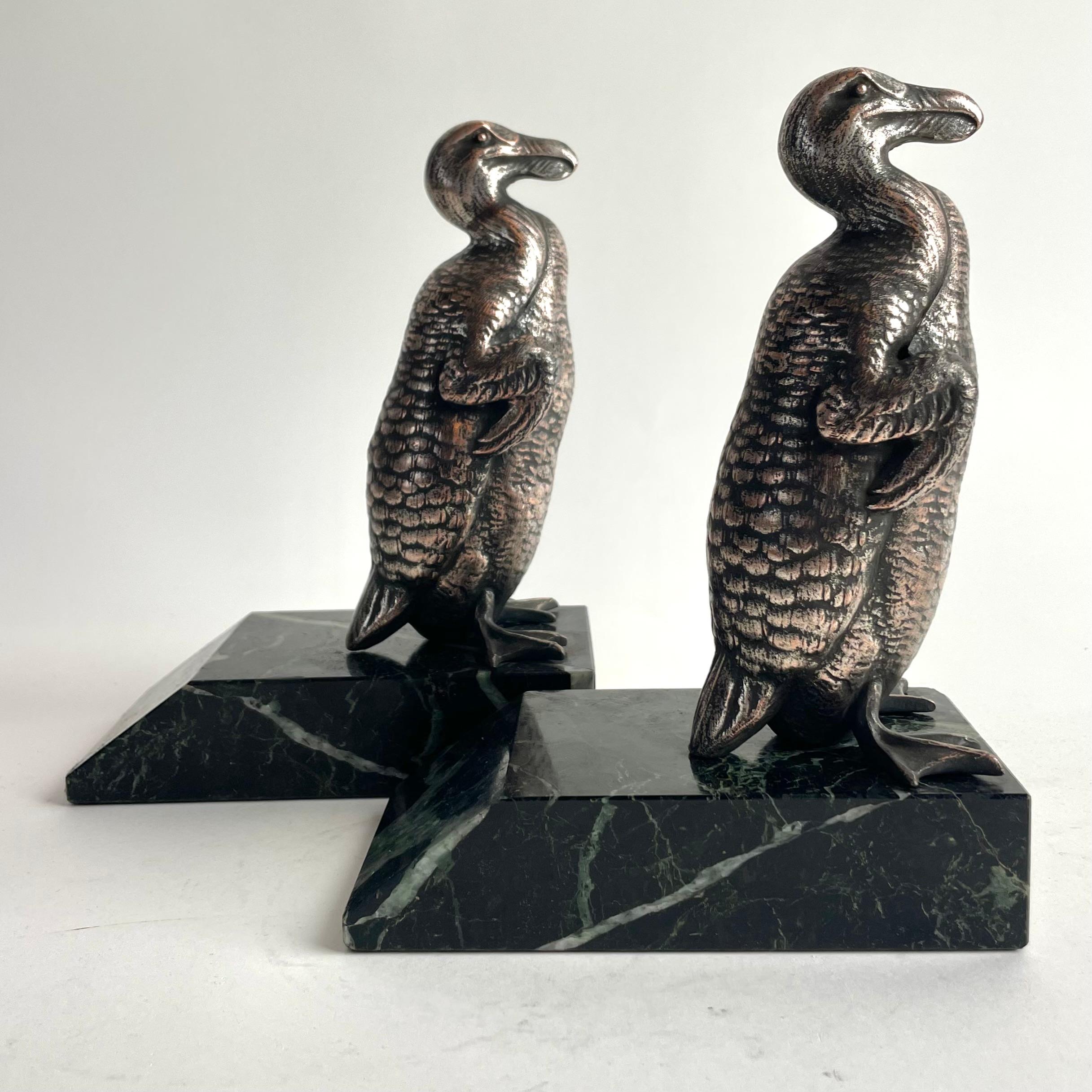 Francese Coppia di reggilibri Dodo in Art Déco francese in spelta argentata e marmo, anni '30 in vendita