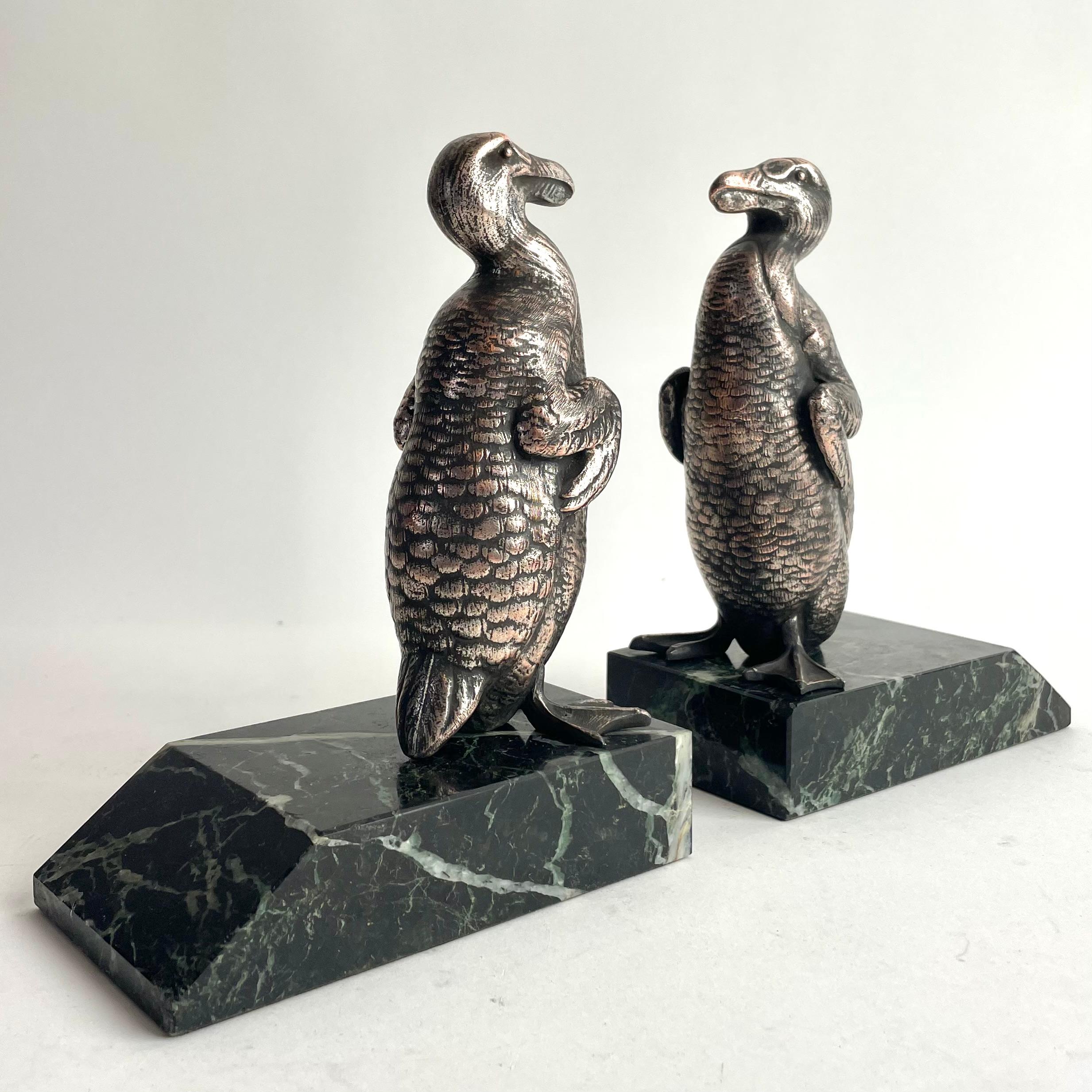 Argentato Coppia di reggilibri Dodo in Art Déco francese in spelta argentata e marmo, anni '30 in vendita