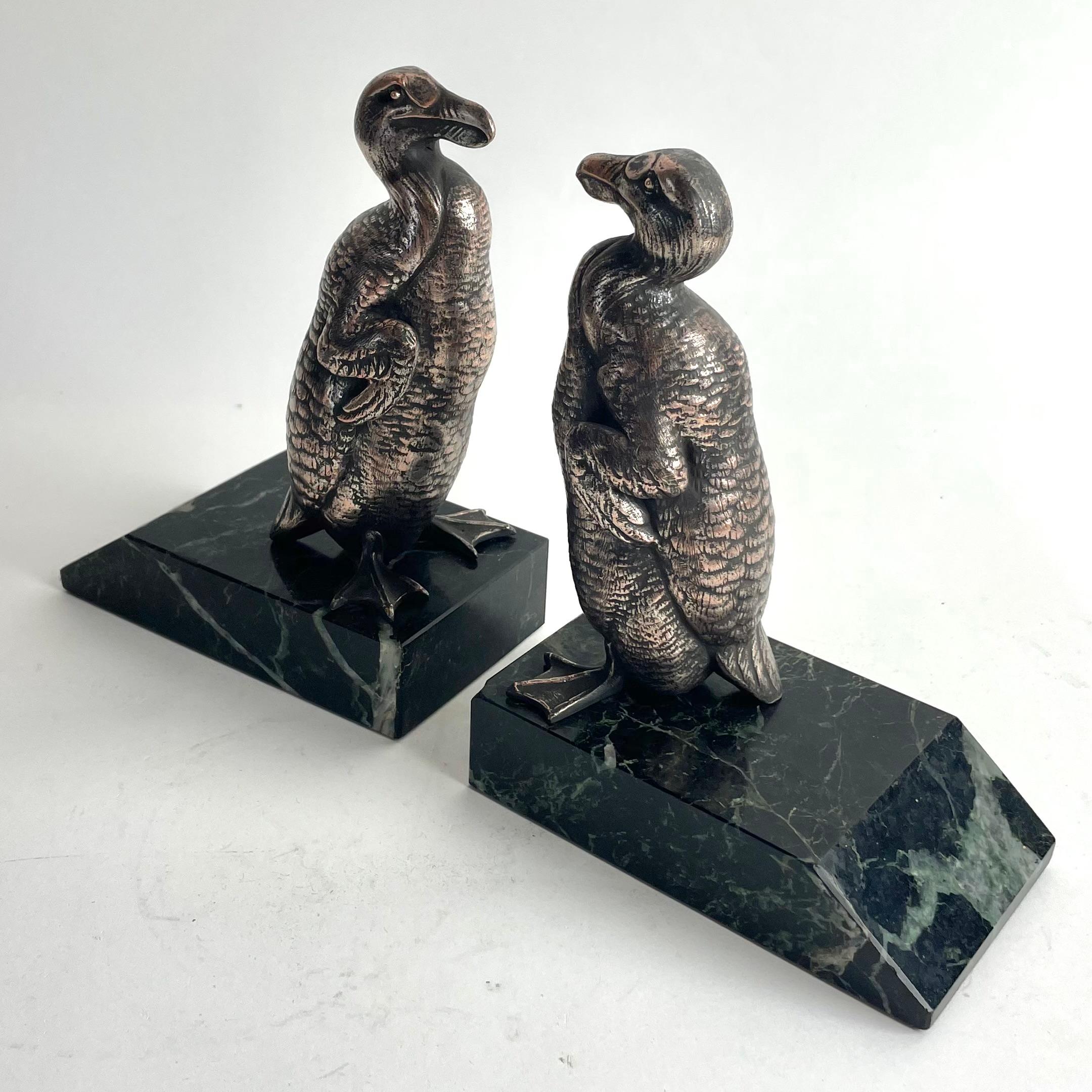 Coppia di reggilibri Dodo in Art Déco francese in spelta argentata e marmo, anni '30 In condizioni buone in vendita a Knivsta, SE