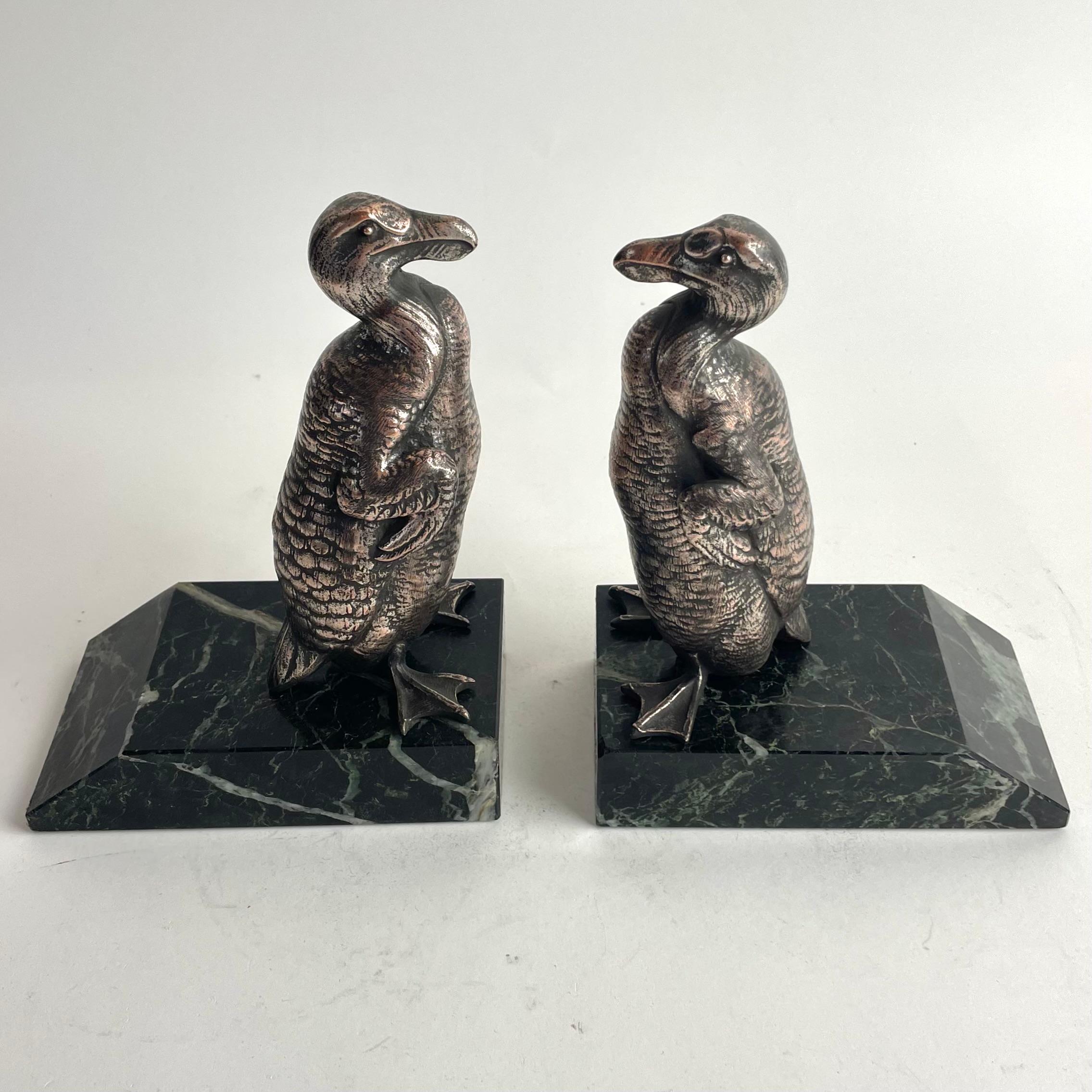 Metà XX secolo Coppia di reggilibri Dodo in Art Déco francese in spelta argentata e marmo, anni '30 in vendita