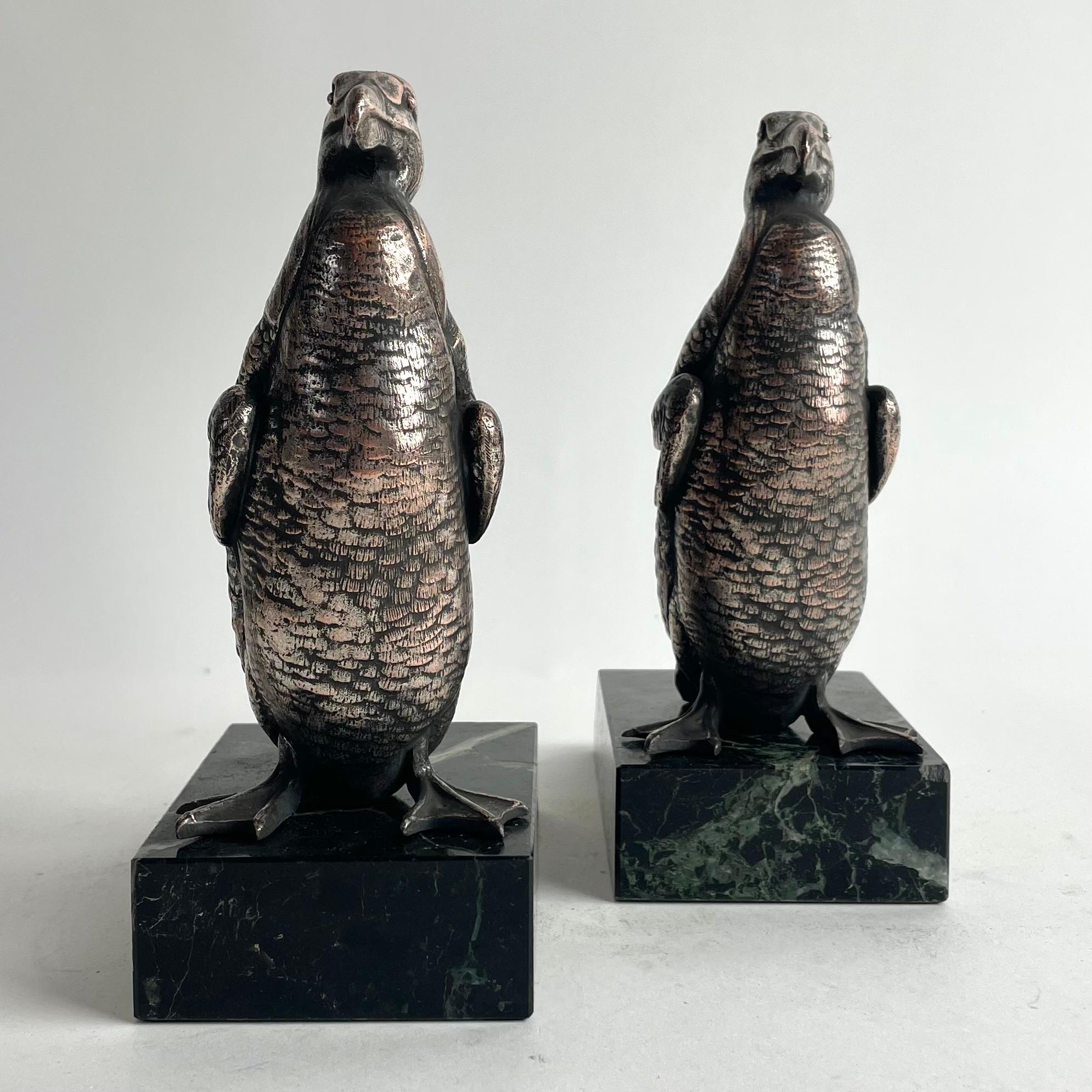 Zinco commerciale Coppia di reggilibri Dodo in Art Déco francese in spelta argentata e marmo, anni '30 in vendita