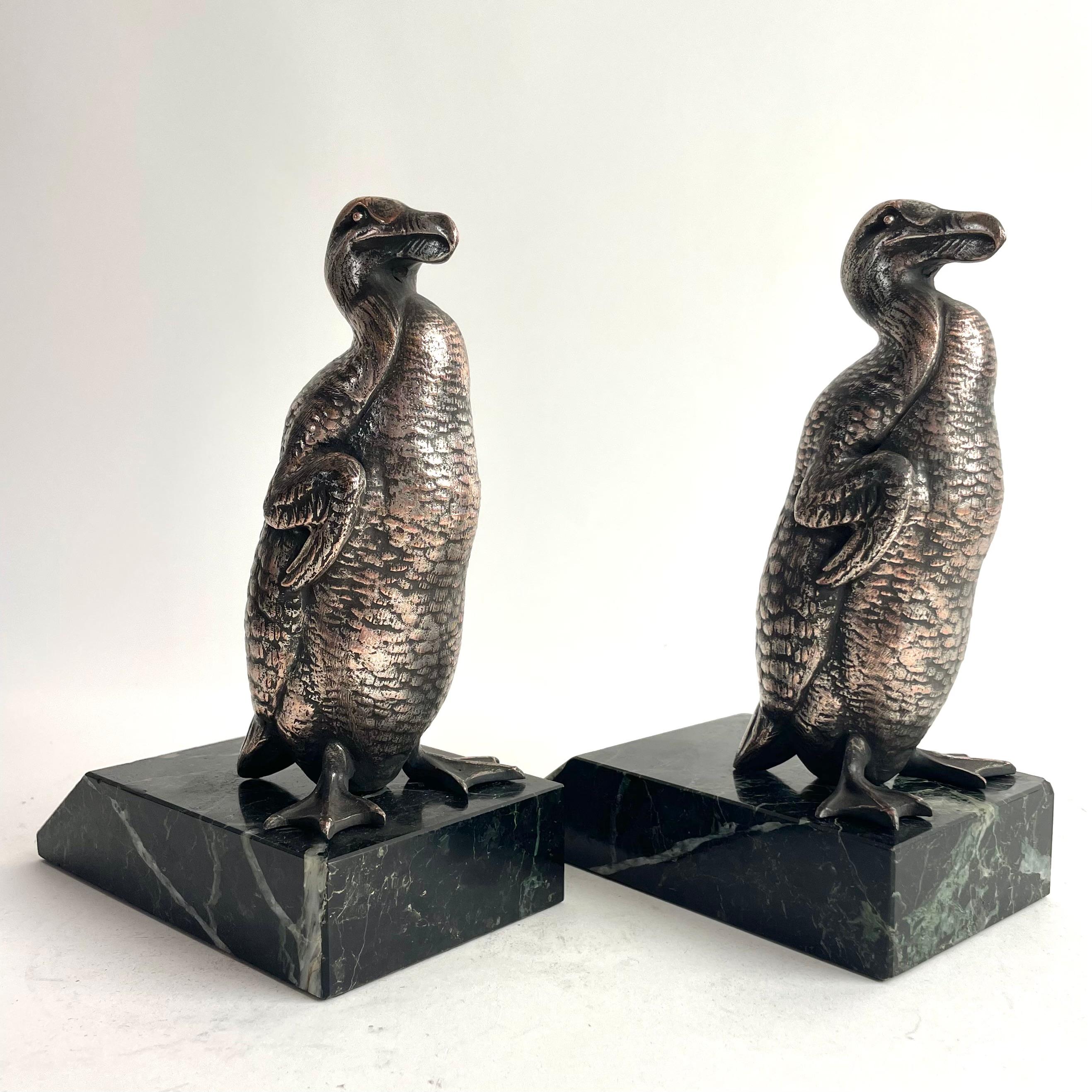 Coppia di reggilibri Dodo in Art Déco francese in spelta argentata e marmo, anni '30 in vendita 1