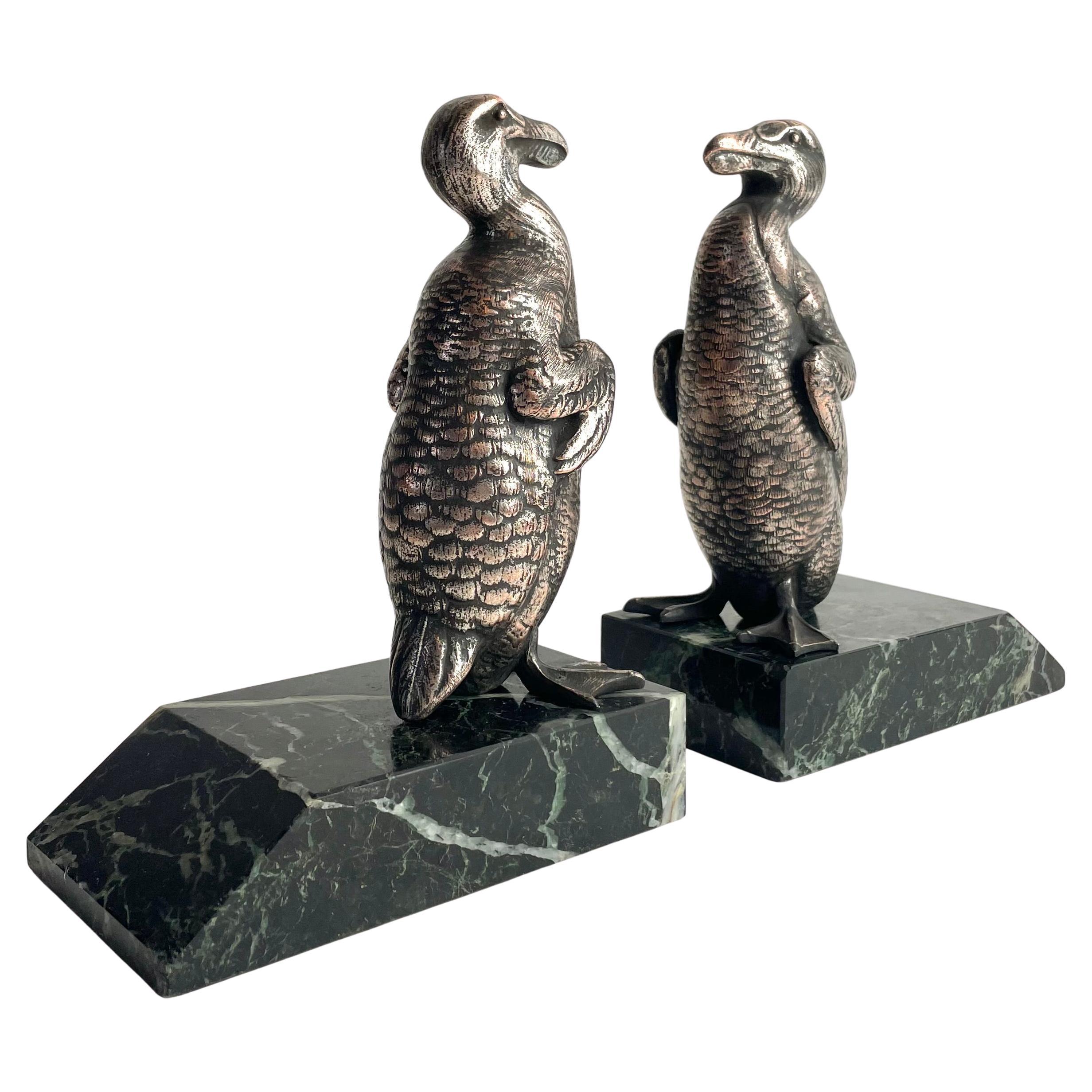 Coppia di reggilibri Dodo in Art Déco francese in spelta argentata e marmo, anni '30 in vendita