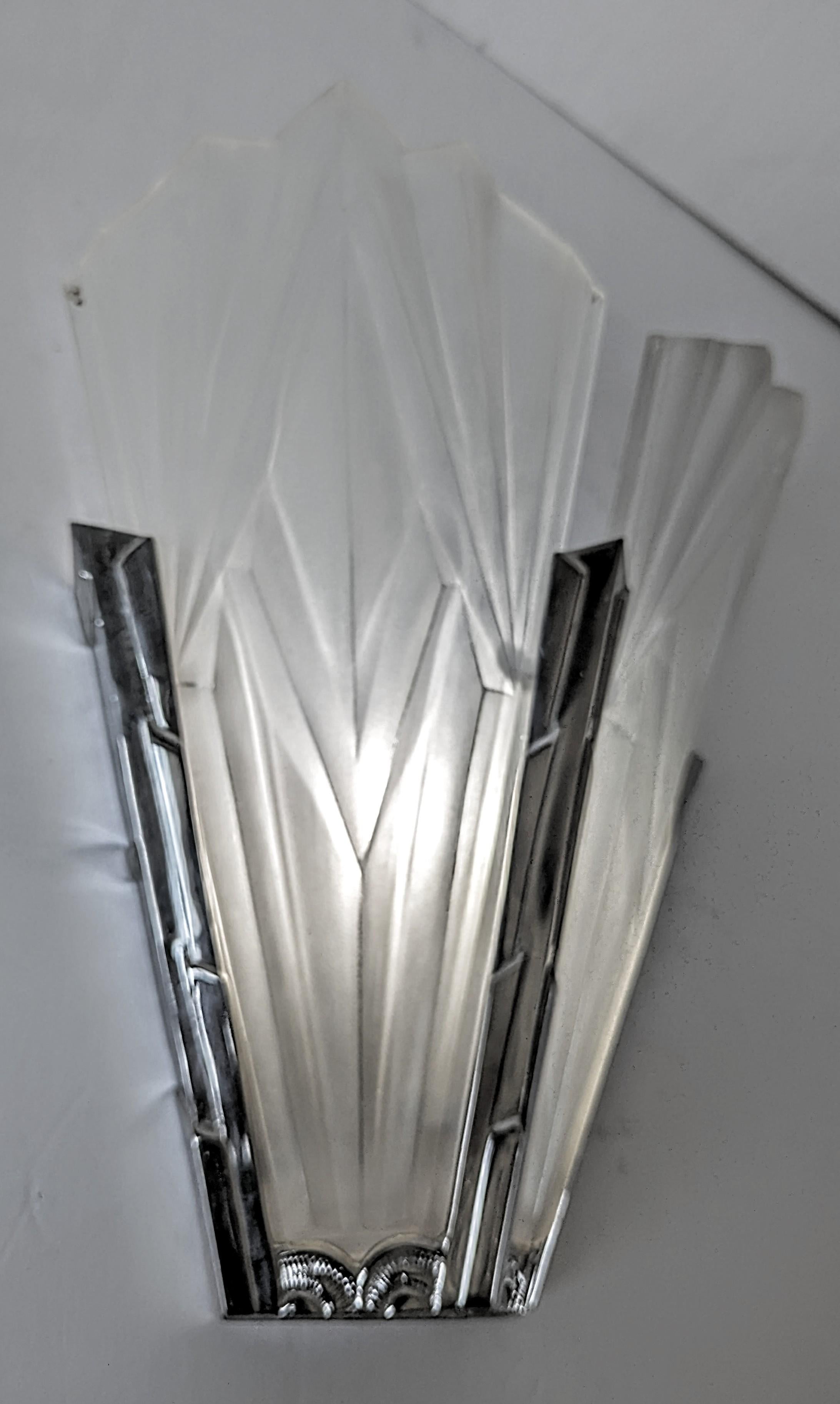 Francese Coppia di lampade da parete a doppia tonalità in stile Art Déco francese firmate Degue in vendita