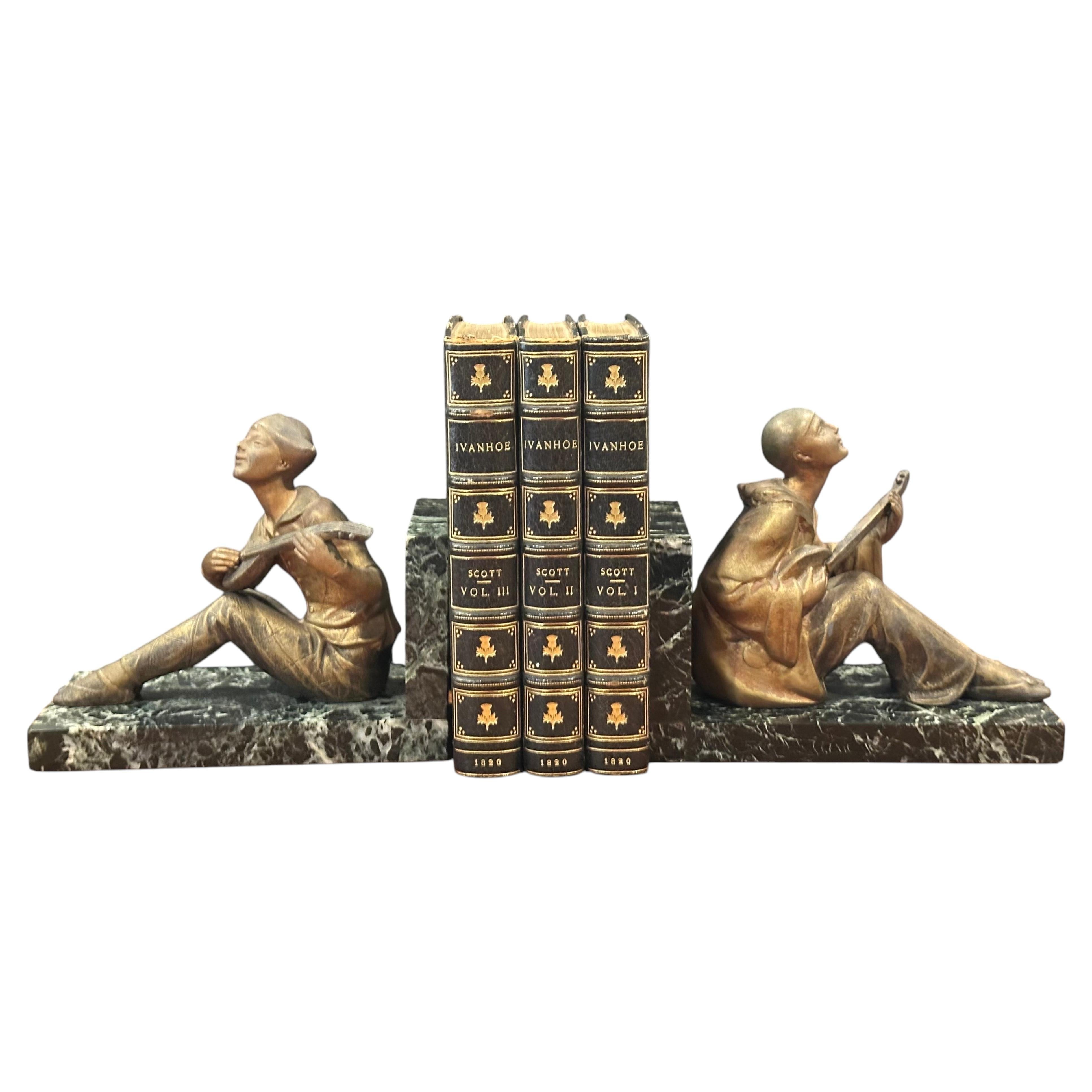 Paar französische Art Déco-Buchstützen in Form von Musikern aus patiniertem Metall und Marmor im Angebot