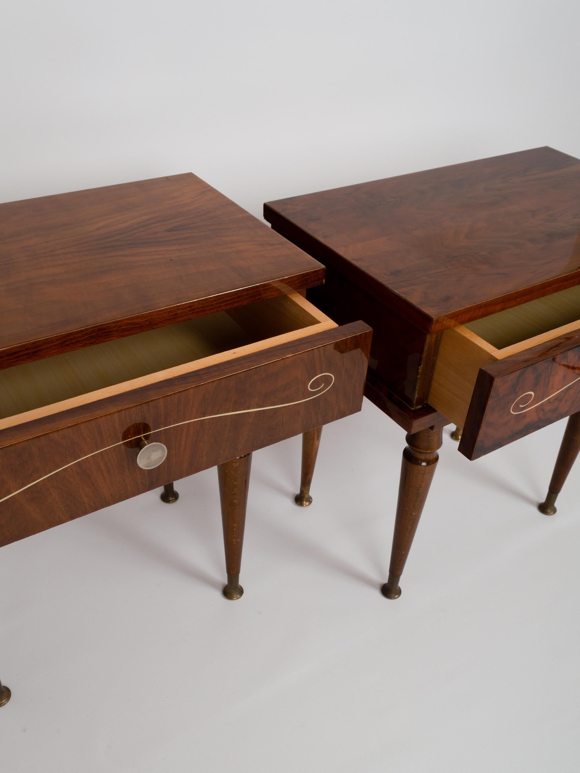 A Harlequin pair of French Art Deco figured walnut nightstands bedside cabinets, circa 1960.

Presented in excellent vintage condition commensurate of age.