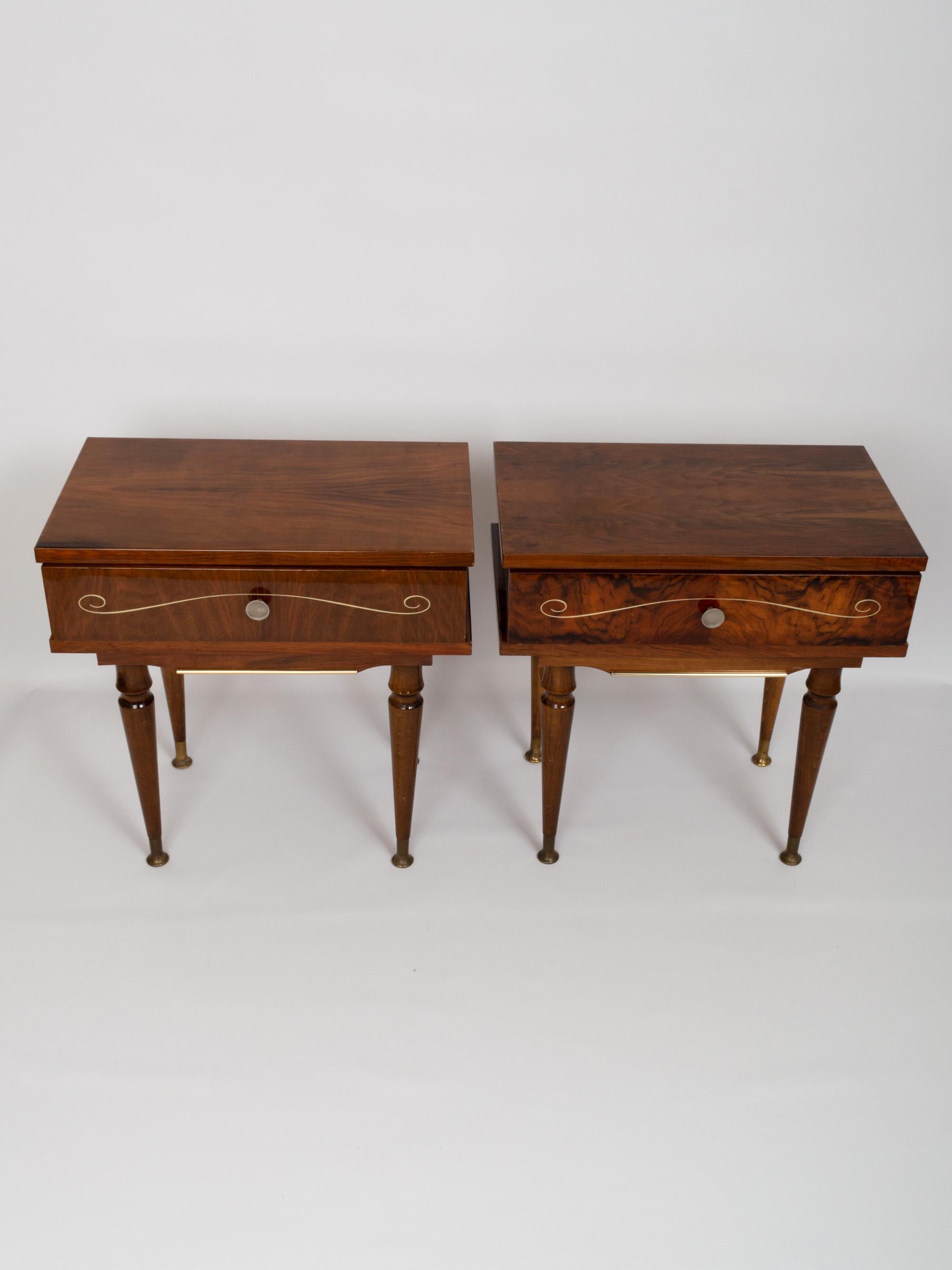 Mid-20th Century Pair of French Art Deco Figured Walnut Nightstands Bedside Cabinets, circa 1960 For Sale