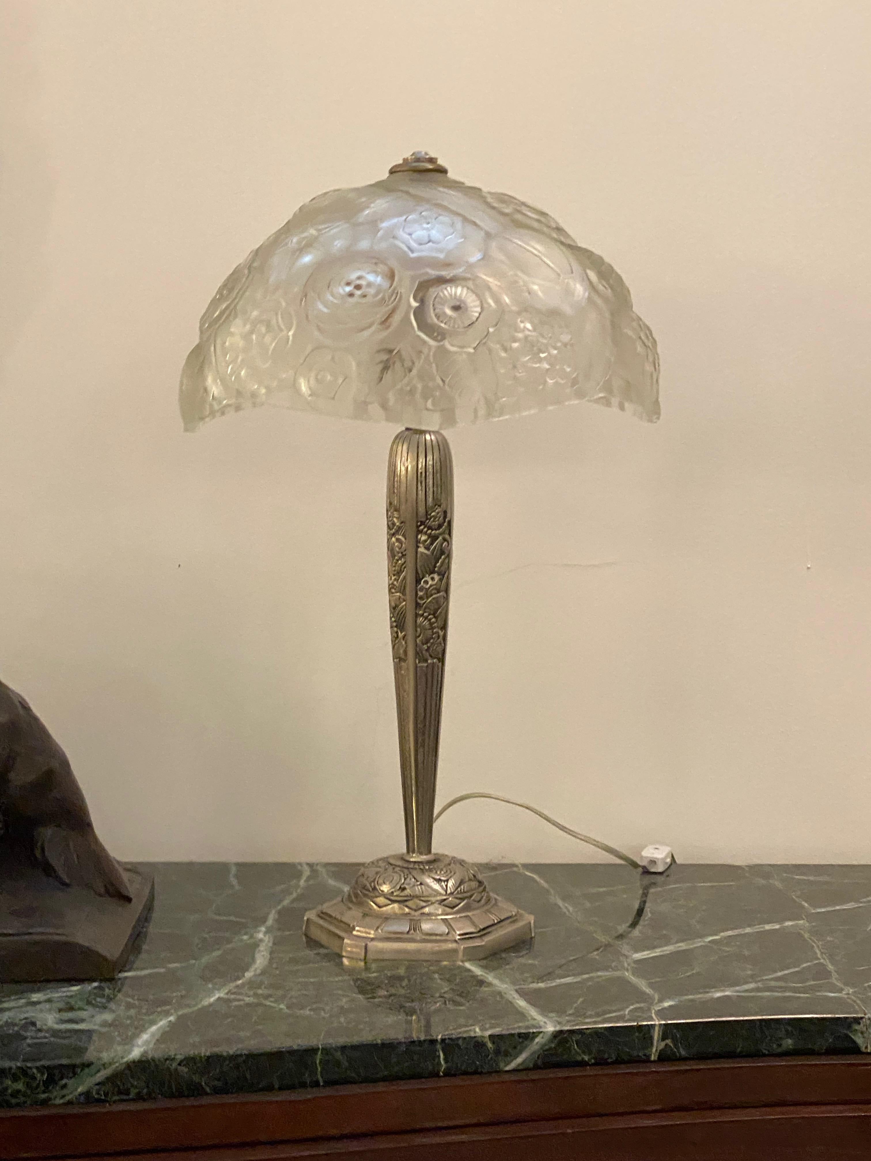Early 20th Century Pair of French Art Deco Floral Table Lamps Signed by Sabino 