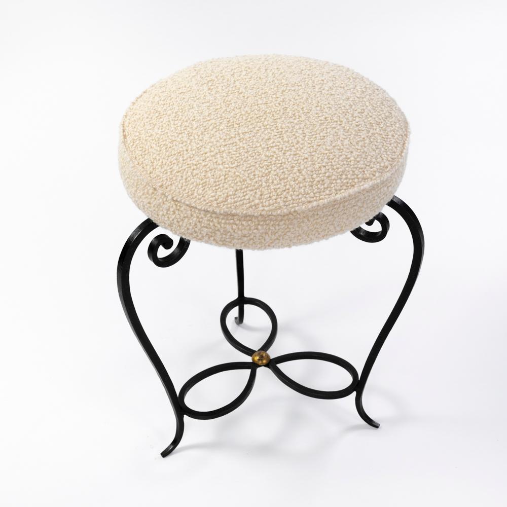 Coppia di sgabelli francesi Art Déco in ferro forgiato Bouclé color bianco Francia 1930 in vendita 4