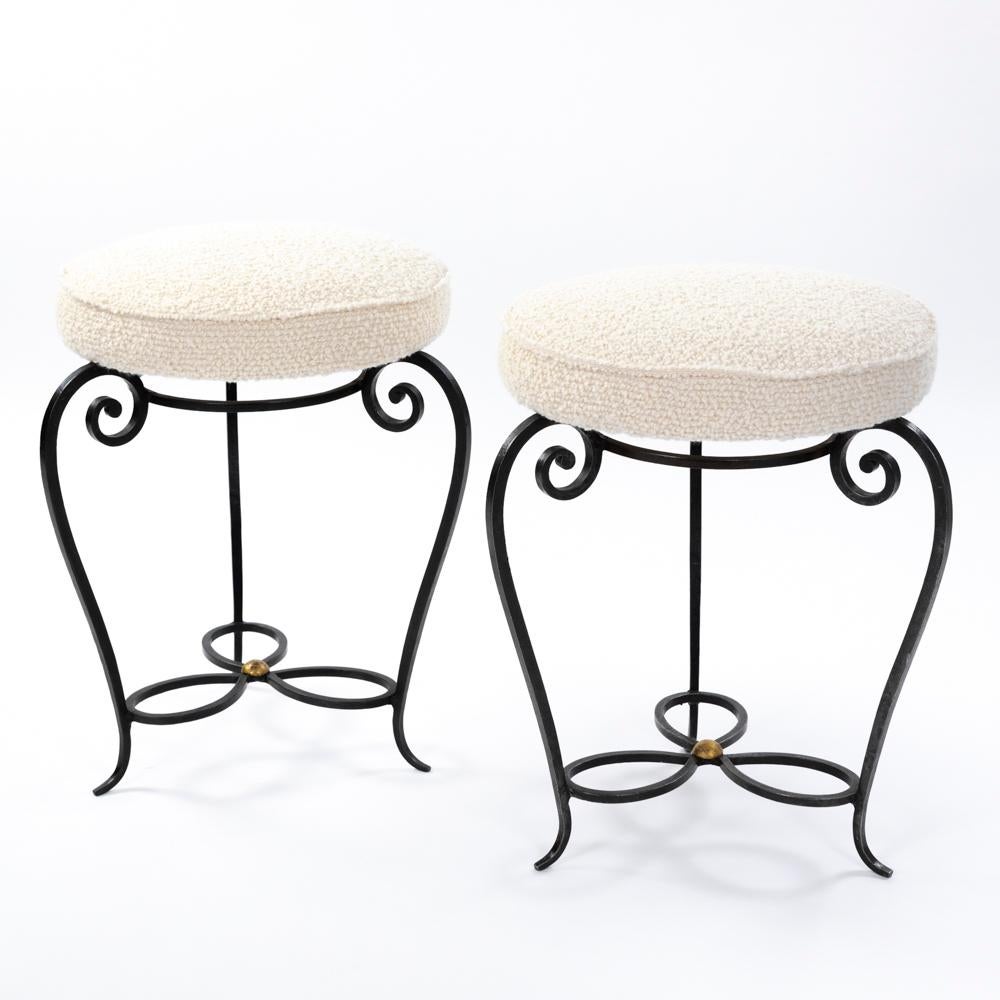 Coppia di delicati sgabelli in ferro forgiato Art Déco - tessuto Bouclé color bianco sporco Francia anni '30.

Gli sgabelli poggiano ciascuno su 3 gambe che si curvano leggermente ed elegantemente verso il basso, formando una voluta verso la
