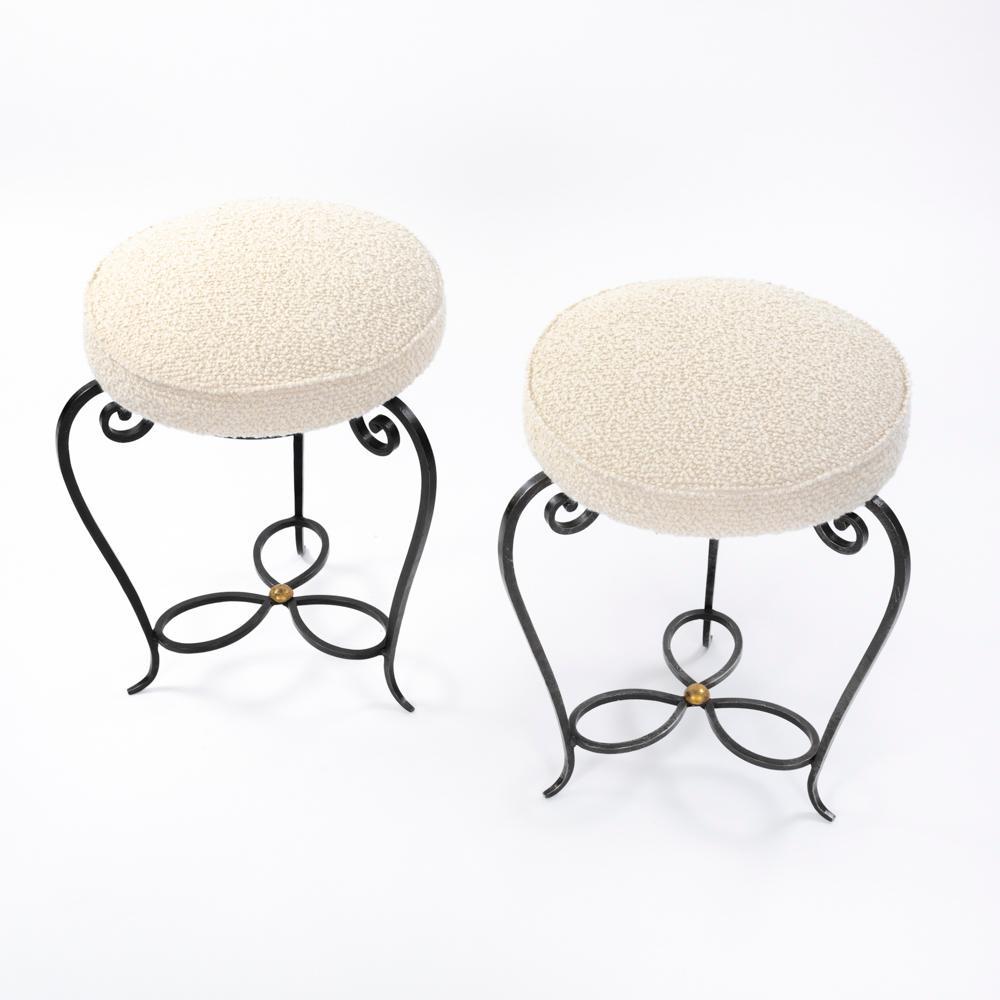 Francese Coppia di sgabelli francesi Art Déco in ferro forgiato Bouclé color bianco Francia 1930 in vendita
