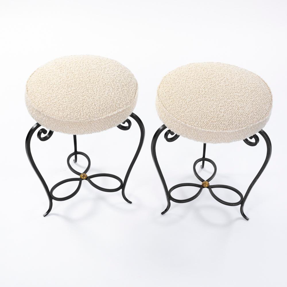 Forgiato Coppia di sgabelli francesi Art Déco in ferro forgiato Bouclé color bianco Francia 1930 in vendita