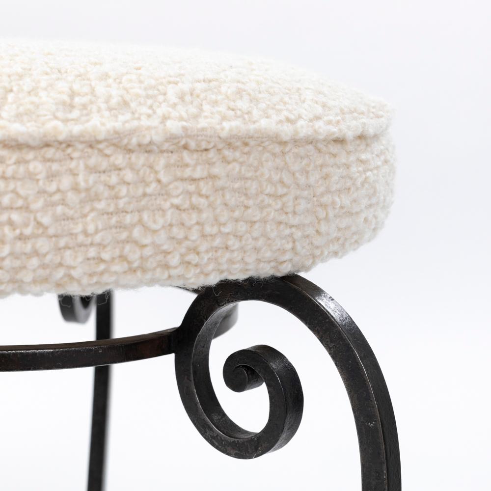 Coppia di sgabelli francesi Art Déco in ferro forgiato Bouclé color bianco Francia 1930 in vendita 2