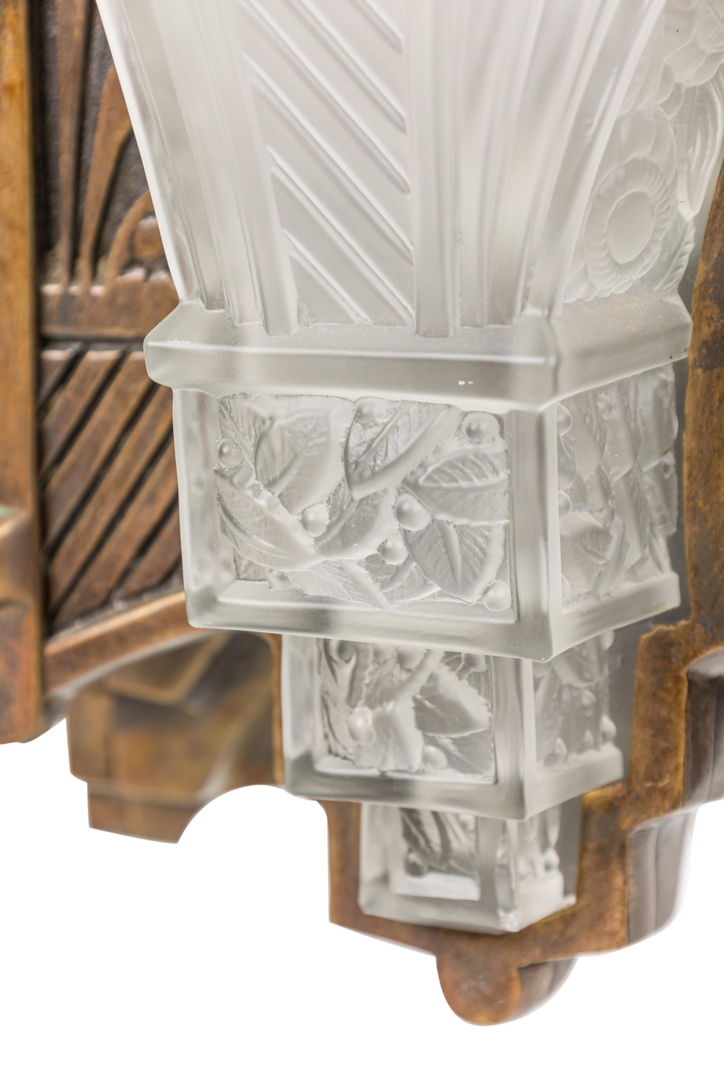 Pareja de candelabros geométricos franceses Art Decó de vidrio esmerilado en venta 3