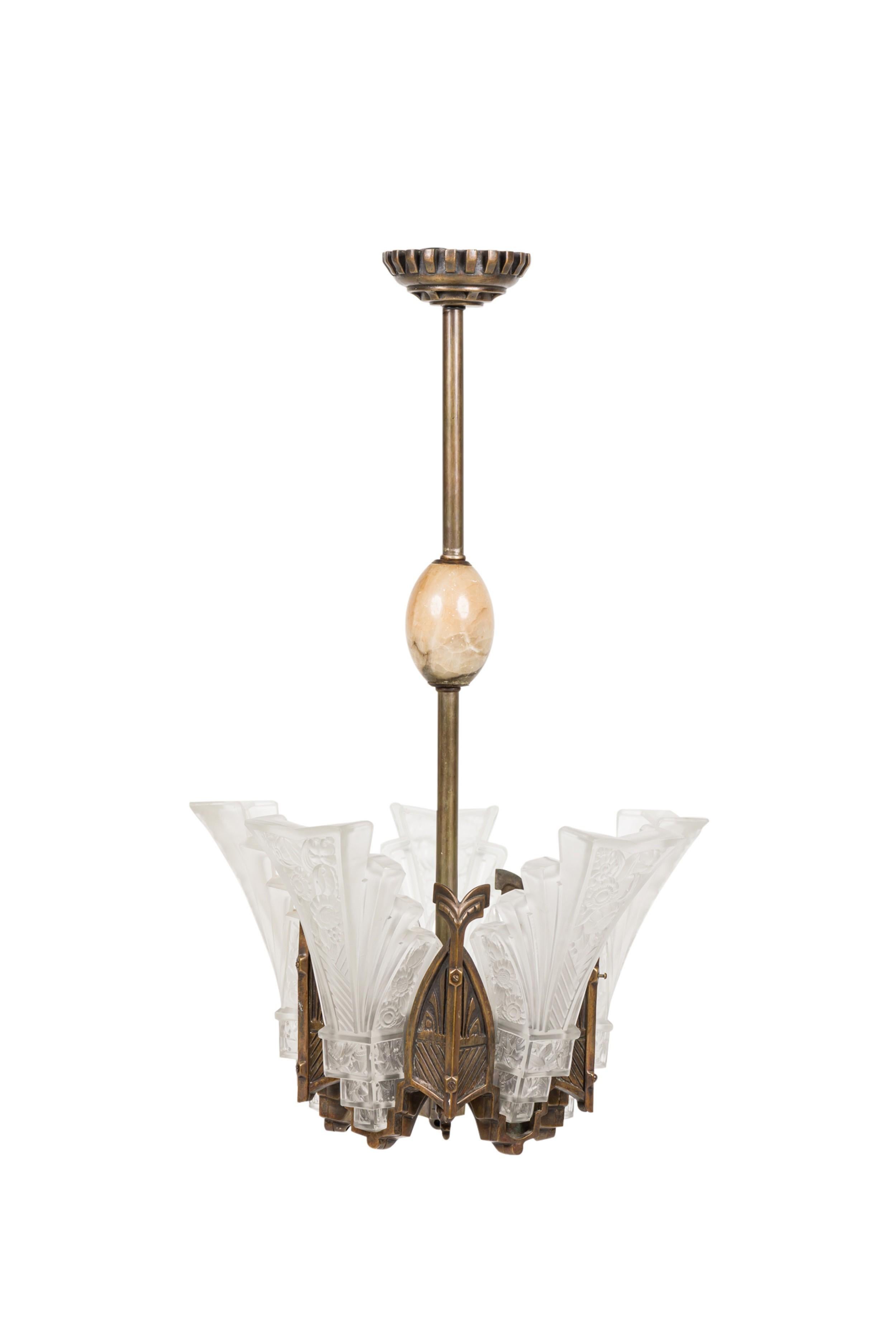 2 candelabros franceses Art Decó de metal con 5 paneles de vidrio esmerilado moldeado de forma geométrica y diseño floral y con una esfera de mármol beige centrada en una columna colgante (PRECIO CADA UNO)