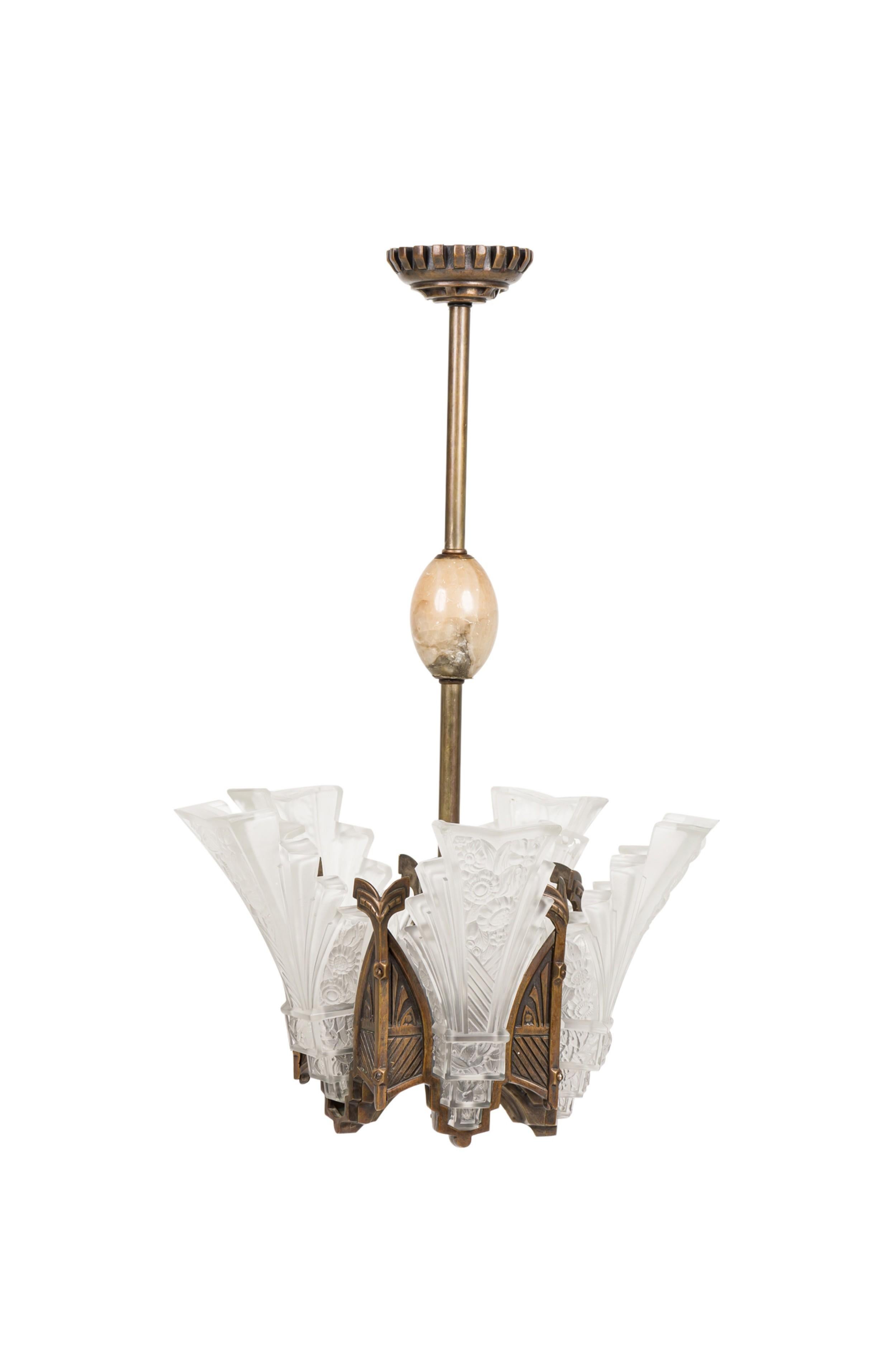 Pareja de candelabros geométricos franceses Art Decó de vidrio esmerilado Francés en venta