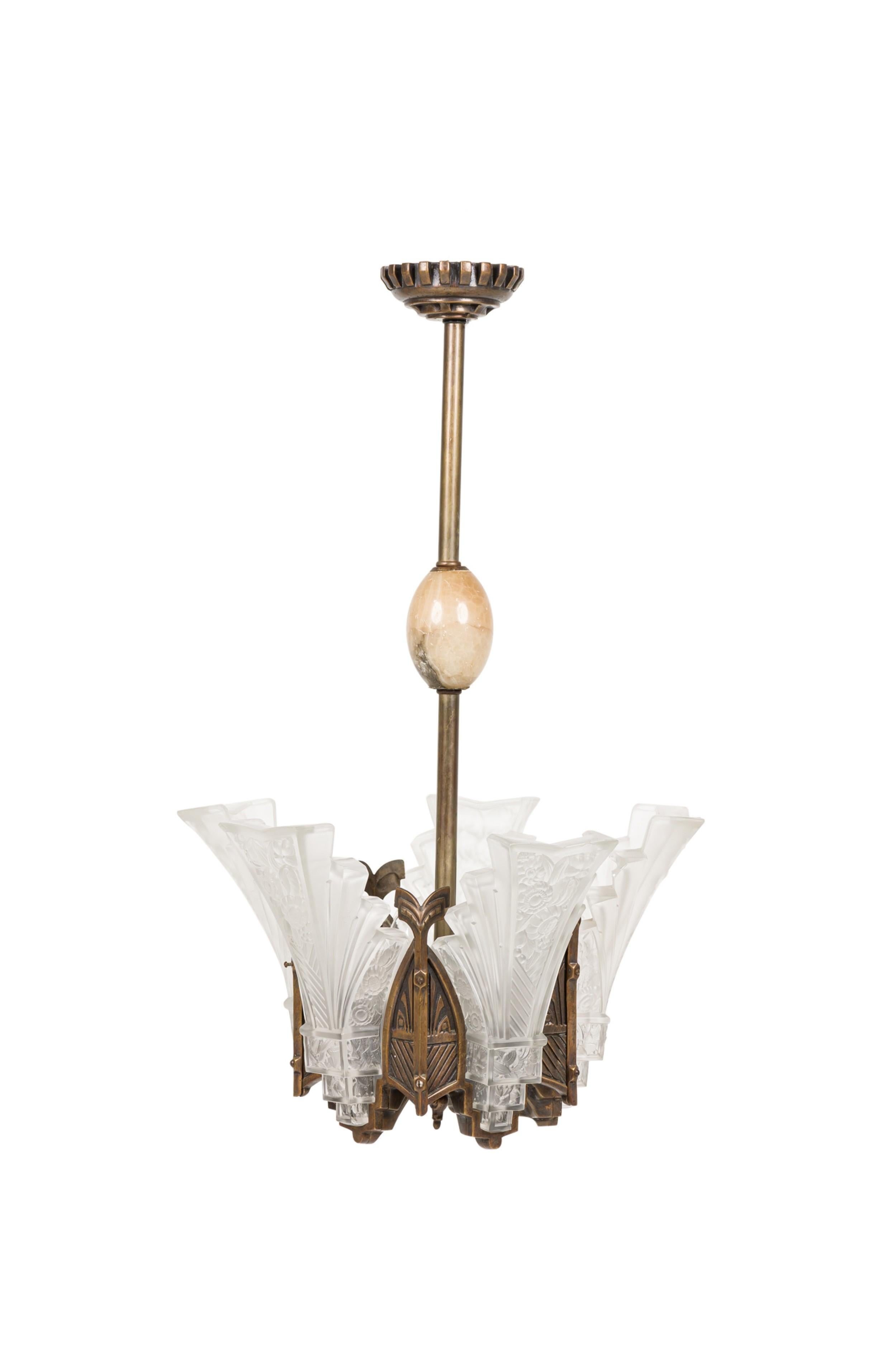 Pareja de candelabros geométricos franceses Art Decó de vidrio esmerilado Escarchado en venta