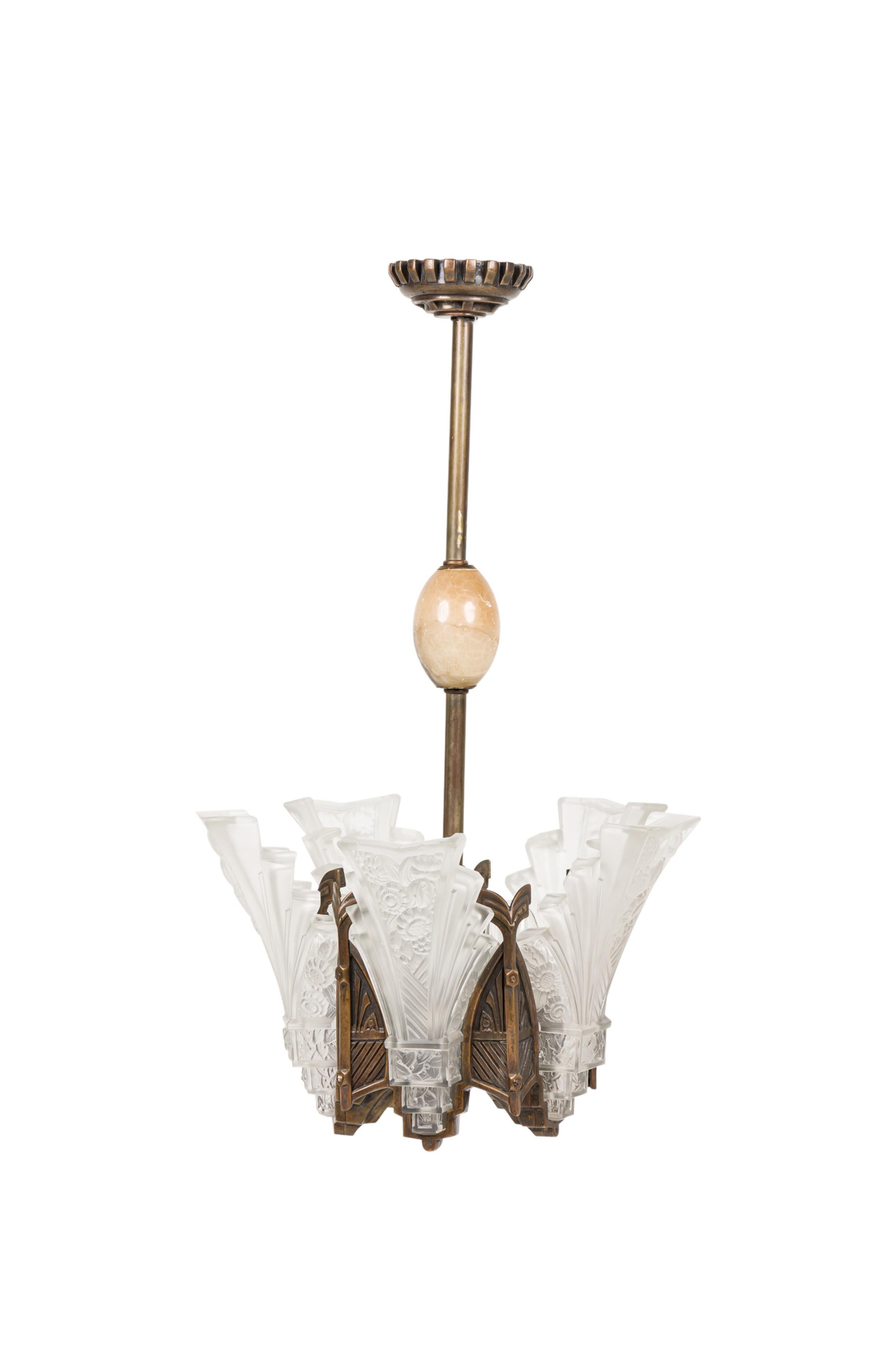 Pareja de candelabros geométricos franceses Art Decó de vidrio esmerilado en Bueno estado para la venta en Queens, NY