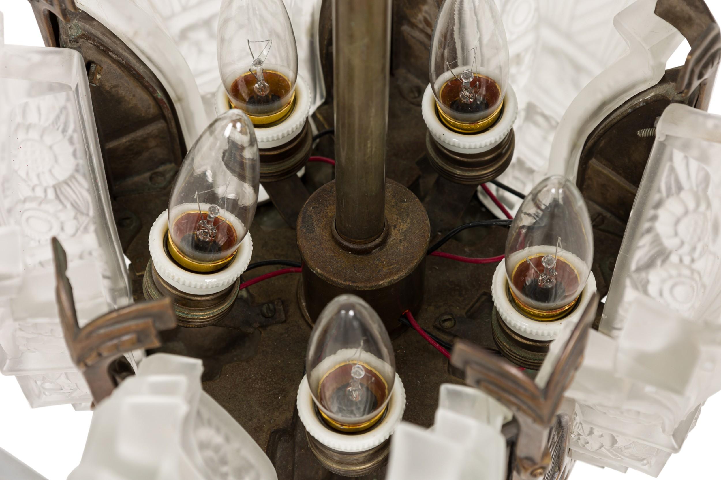 Pareja de candelabros geométricos franceses Art Decó de vidrio esmerilado Vidrio en venta