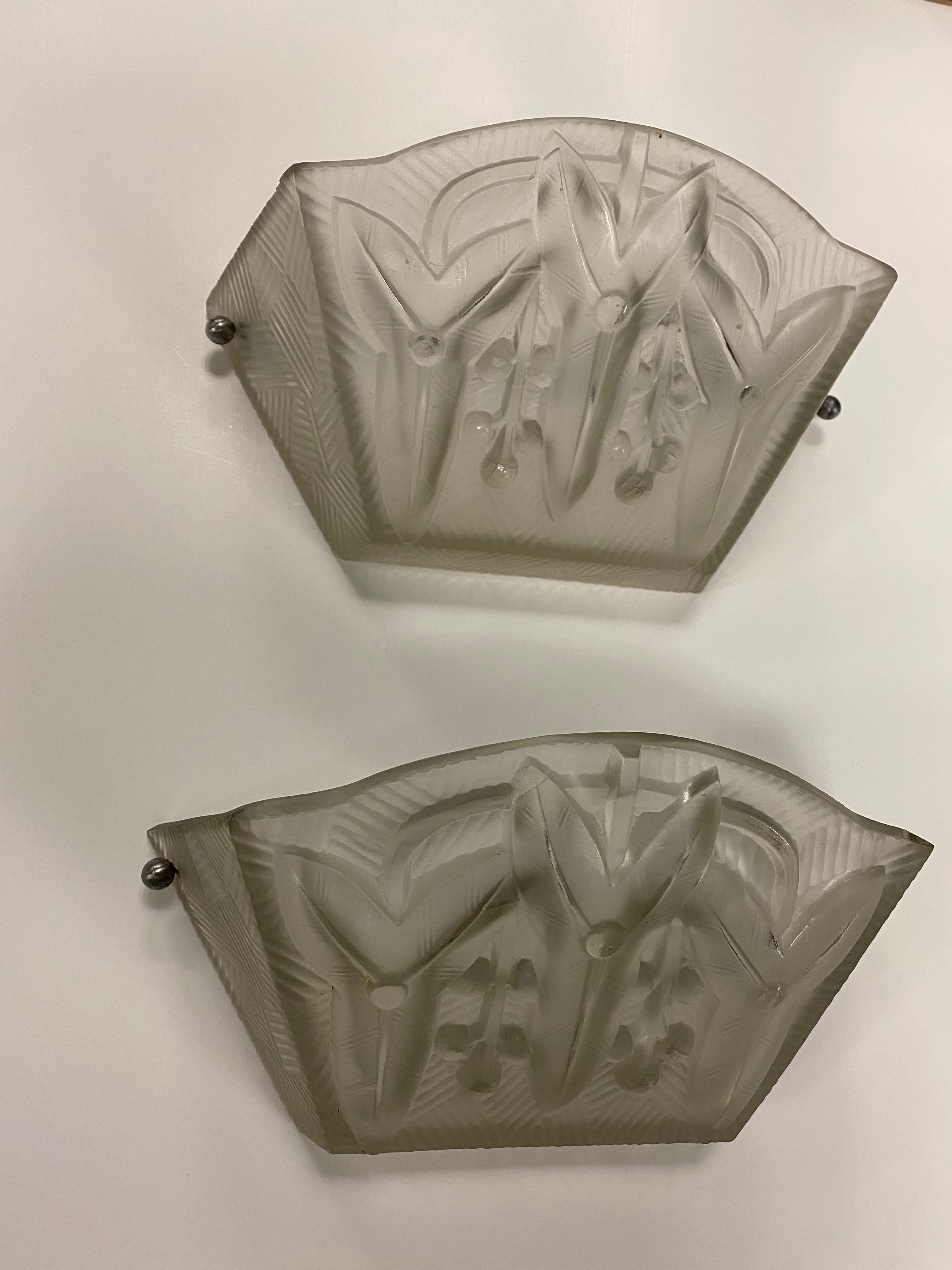 Paire d'appliques géométriques Art Déco françaises signées par Noverdy Bon état - En vente à North Bergen, NJ