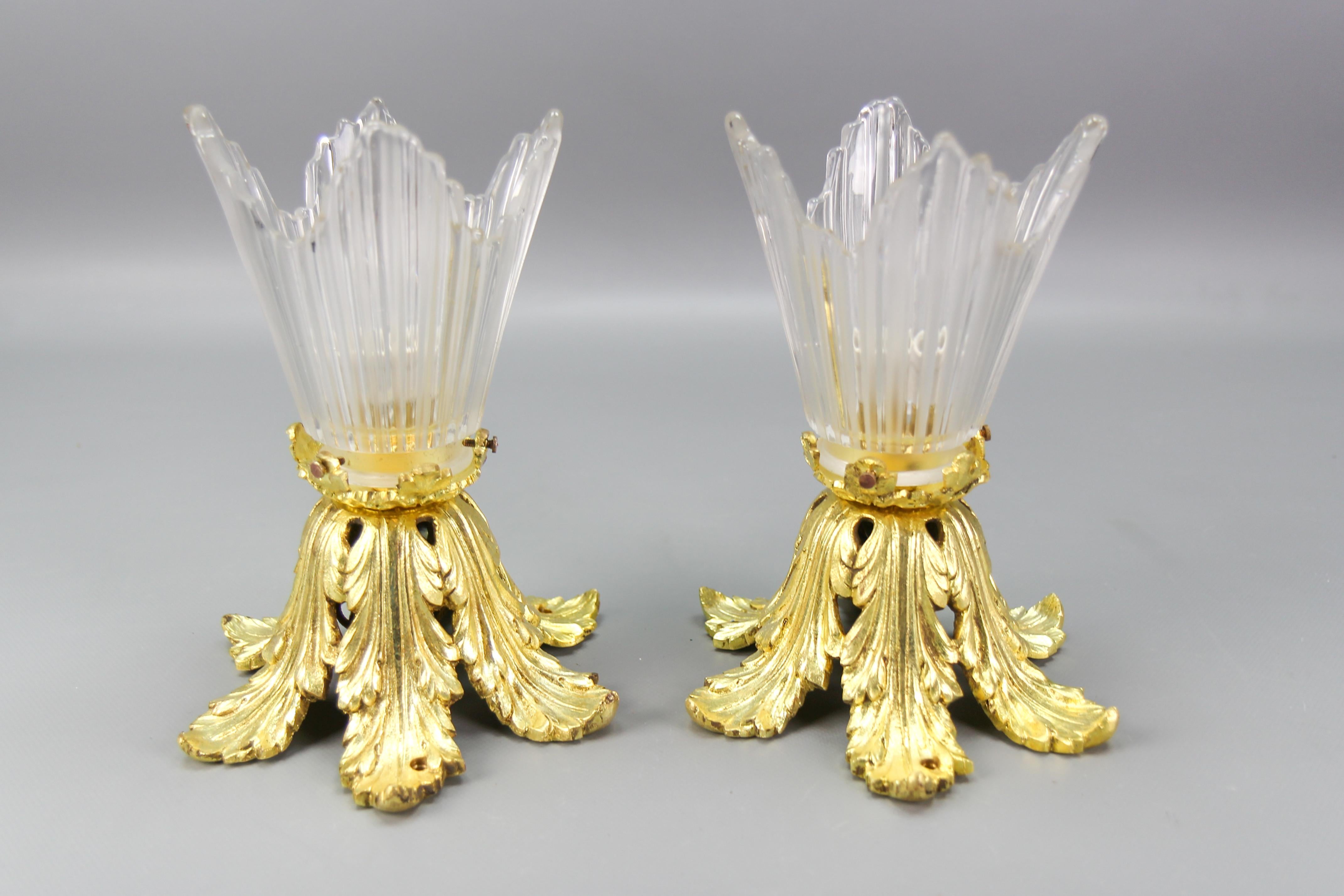 Pair of French Art Deco gilt bronze and clear glass ceiling lights, the 1920s.
A beautiful pair of French Art Deco period ceiling lights or semi-flush mounts. These adorable light fixtures feature gilt bronze leaf-shaped holders and clear glass