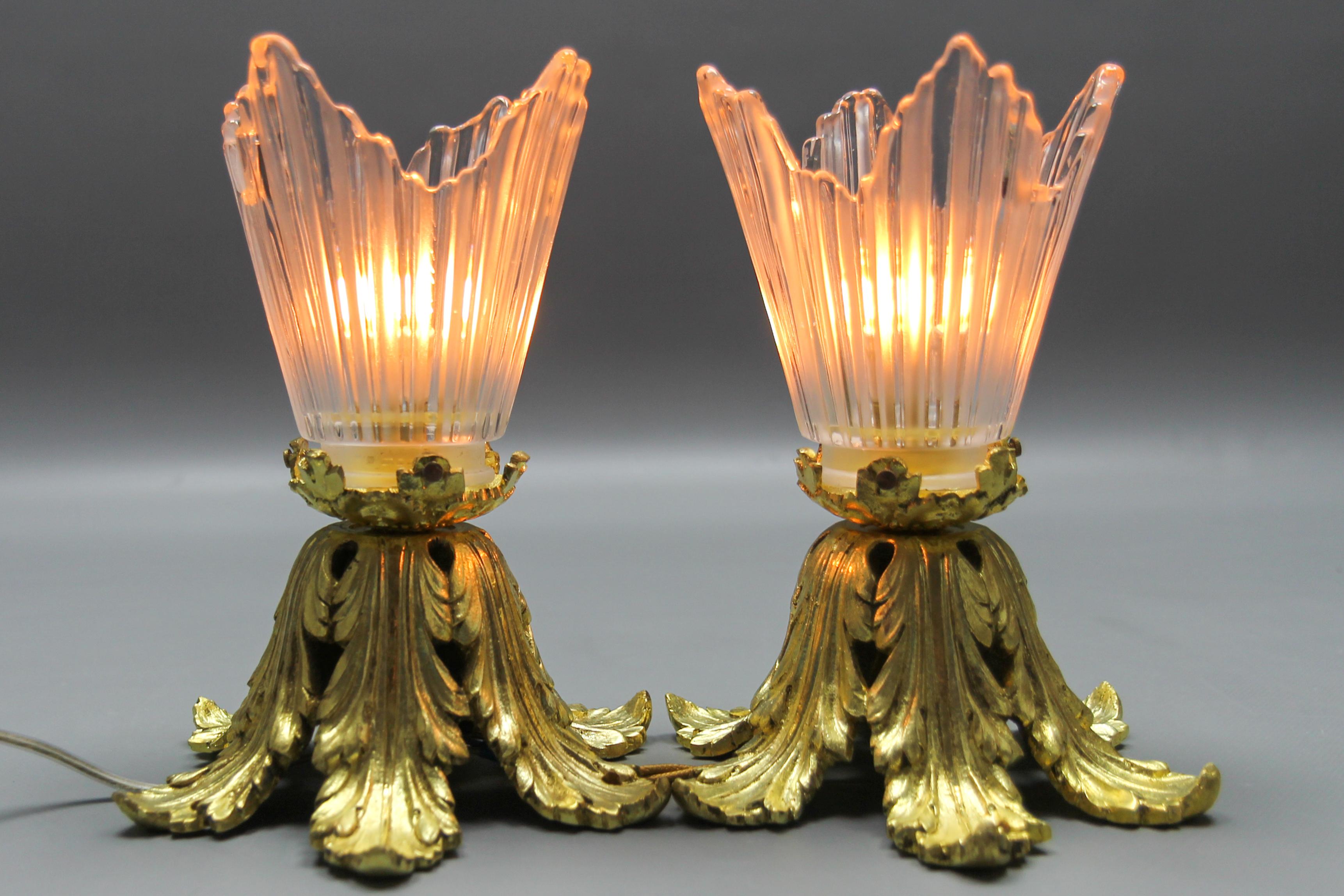 Art déco Paire de plafonniers Art Déco français en bronze doré et verre transparent, années 1920 en vente