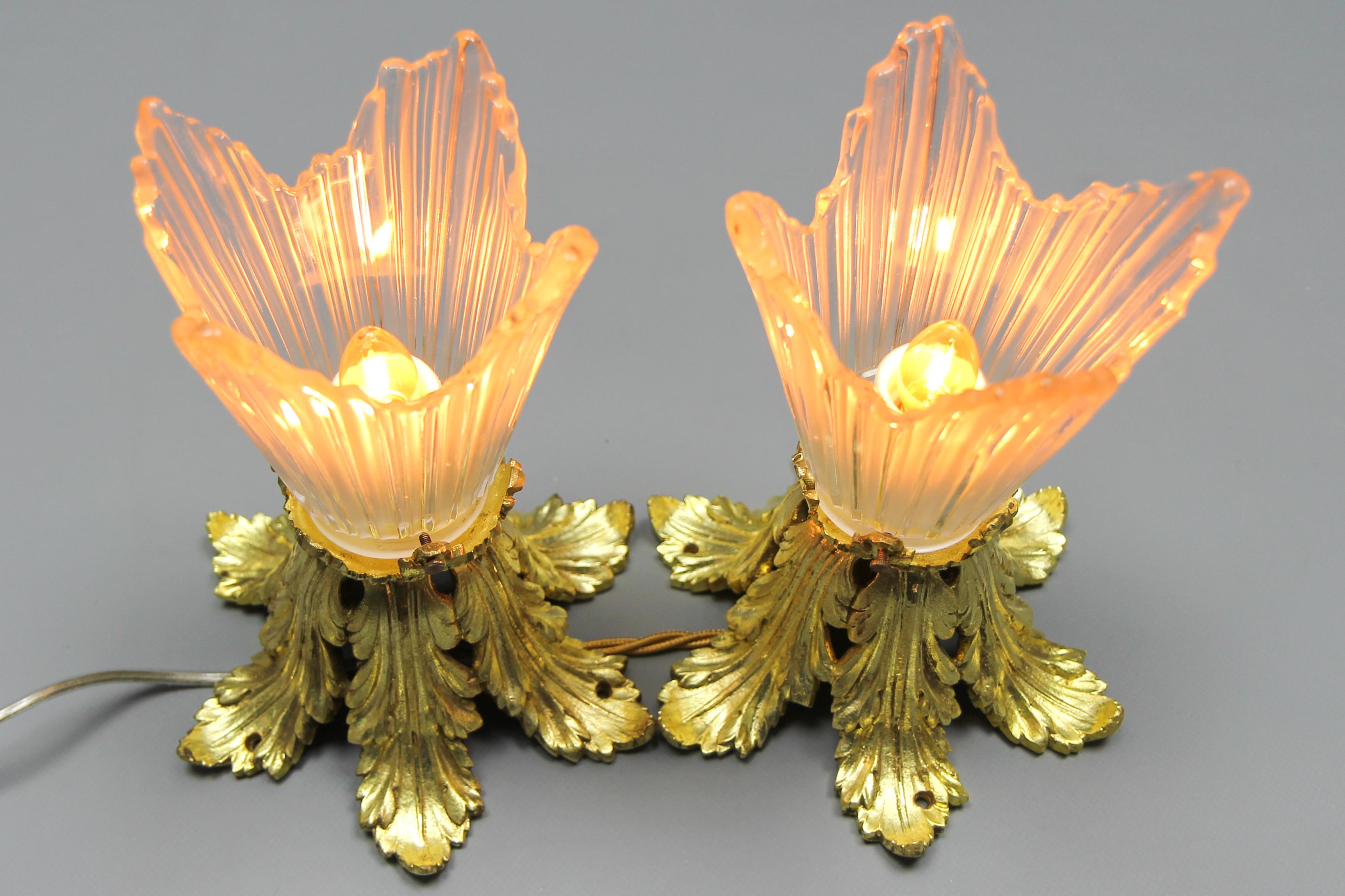 Doré Paire de plafonniers Art Déco français en bronze doré et verre transparent, années 1920 en vente