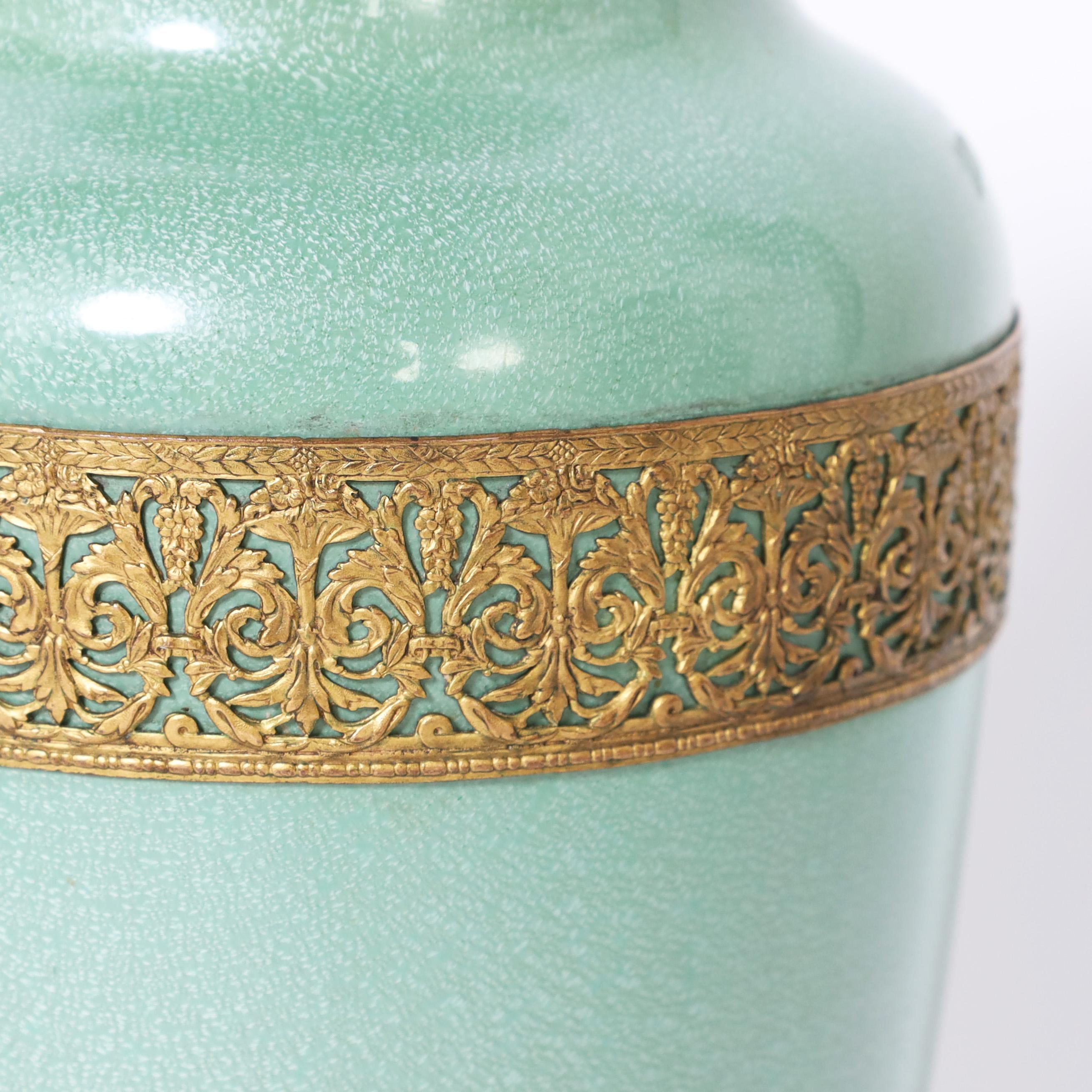 Paar französische grüne Art-Déco-Vasen von Sarrequemines (Glasiert) im Angebot