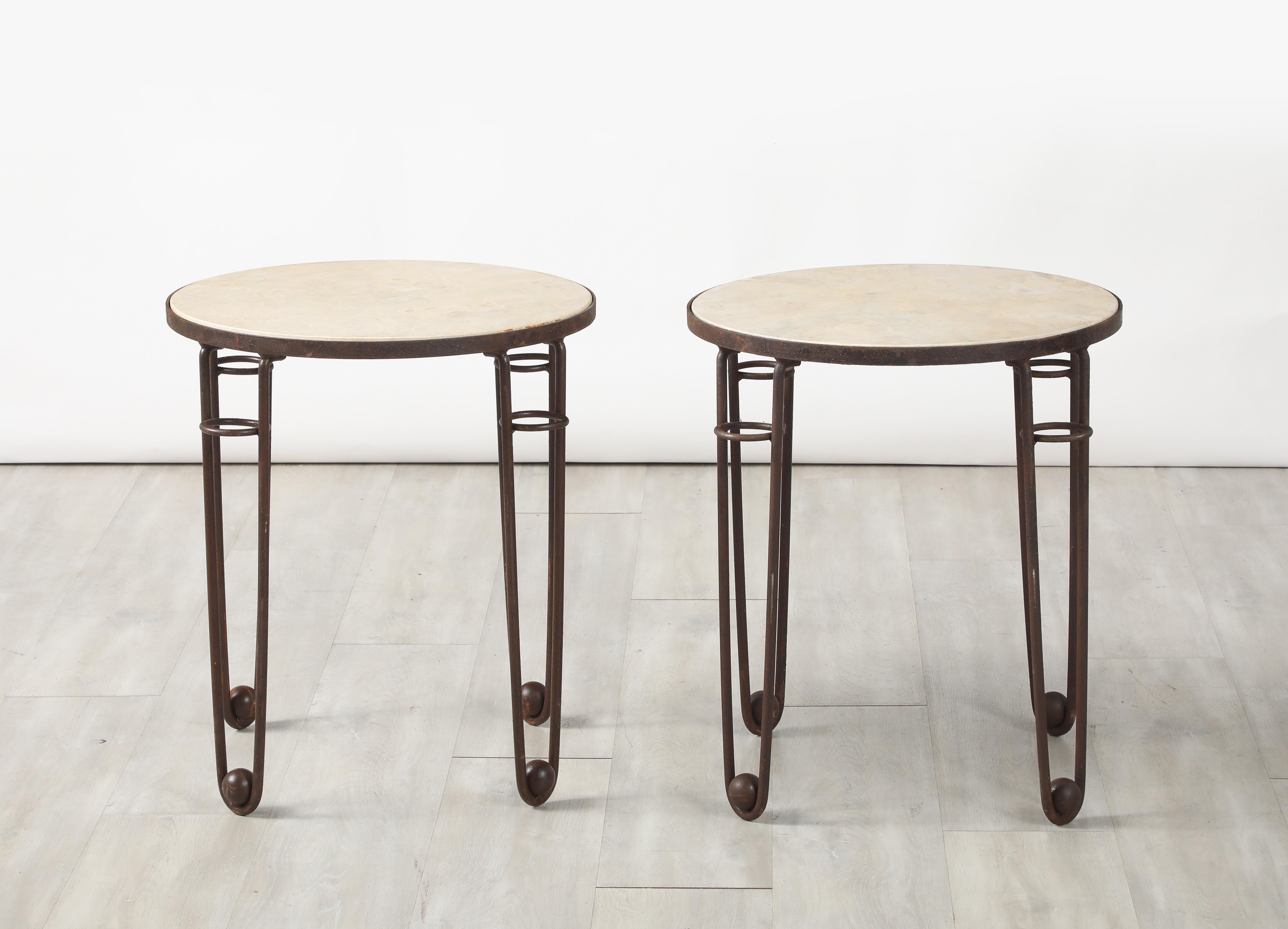 Paire de tables d'appoint circulaires en fer et travertin de style Art déco français, vers 1940 Bon état - En vente à New York, NY