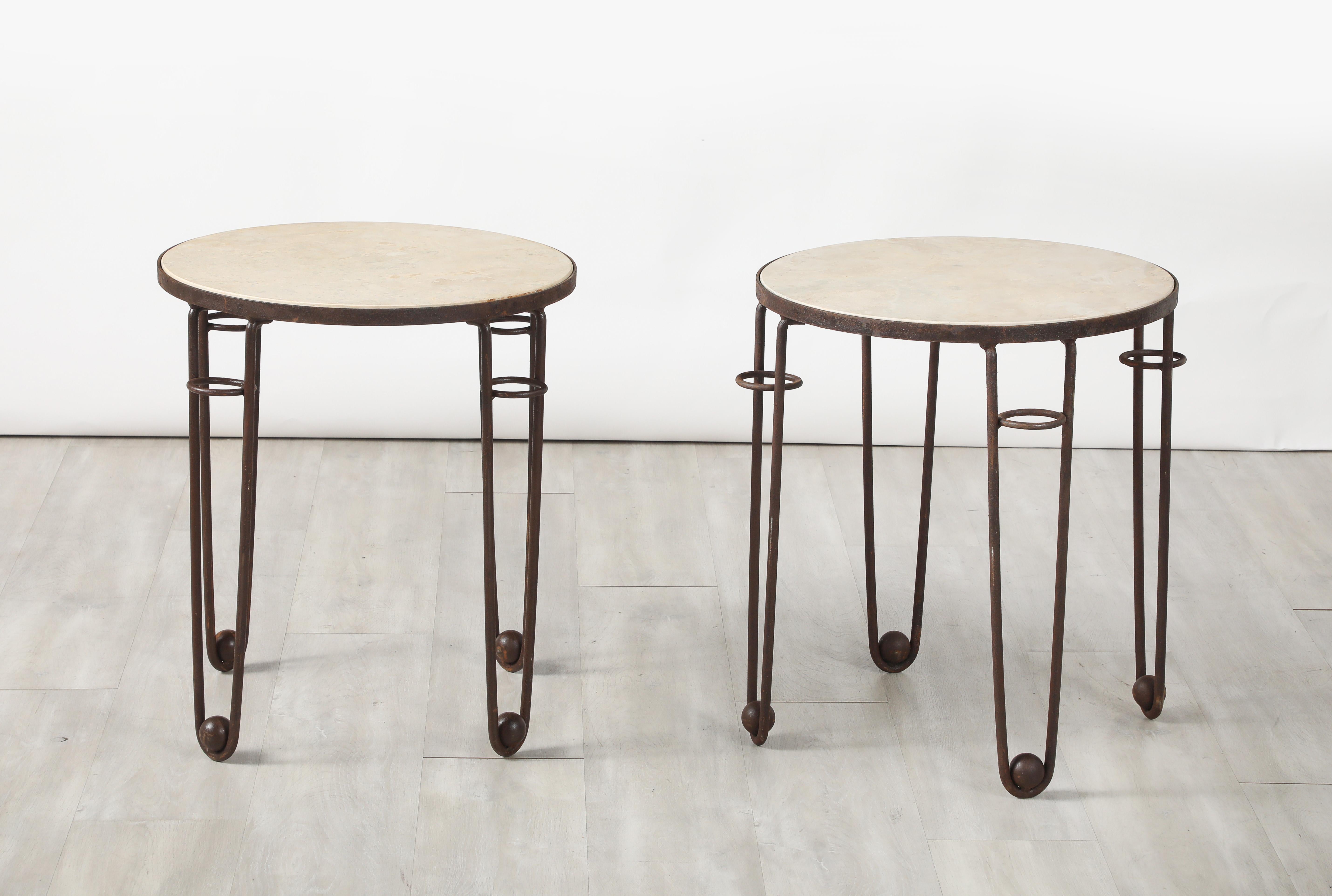 Milieu du XXe siècle Paire de tables d'appoint circulaires en fer et travertin de style Art déco français, vers 1940 en vente