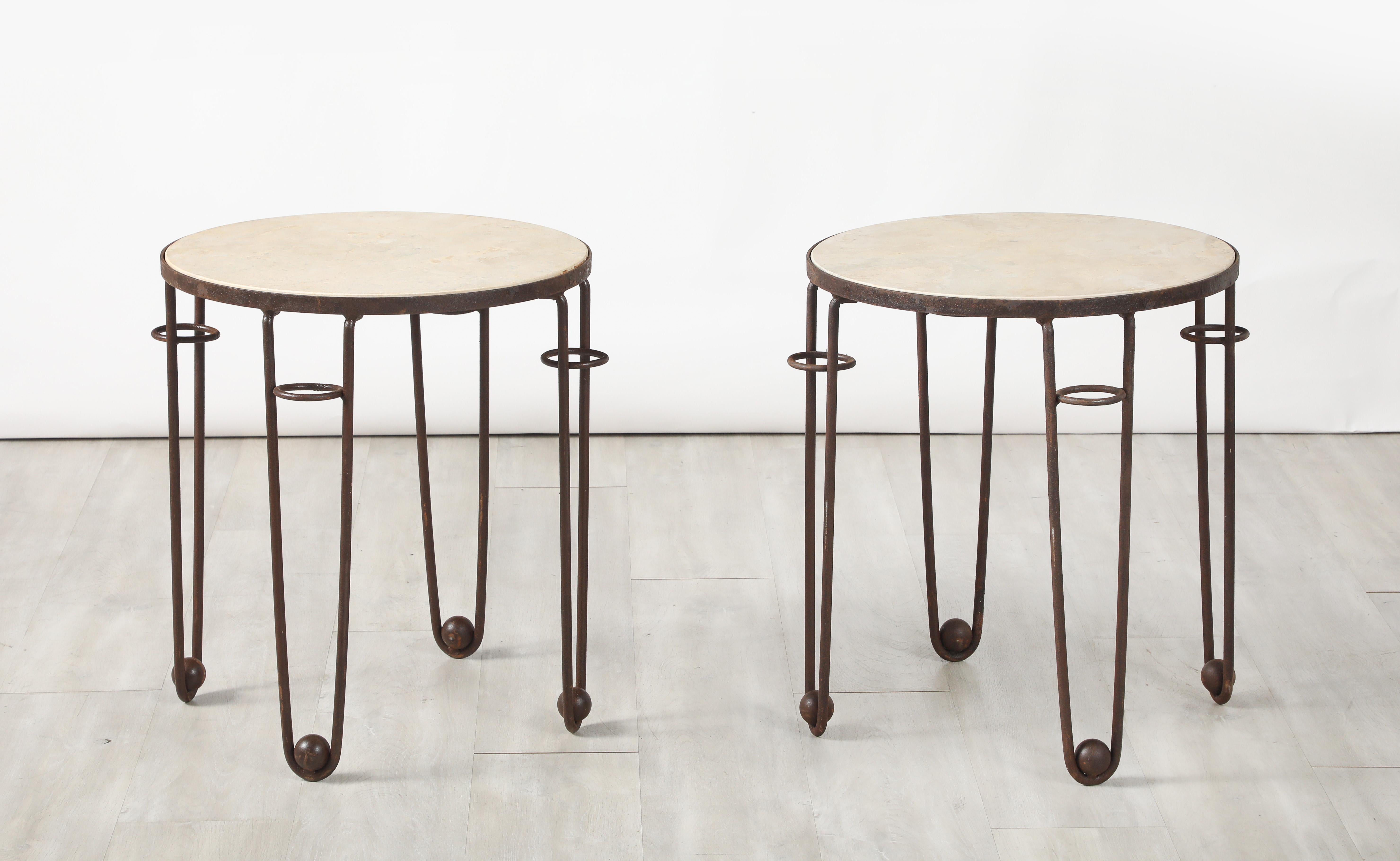 Fer forgé Paire de tables d'appoint circulaires en fer et travertin de style Art déco français, vers 1940 en vente