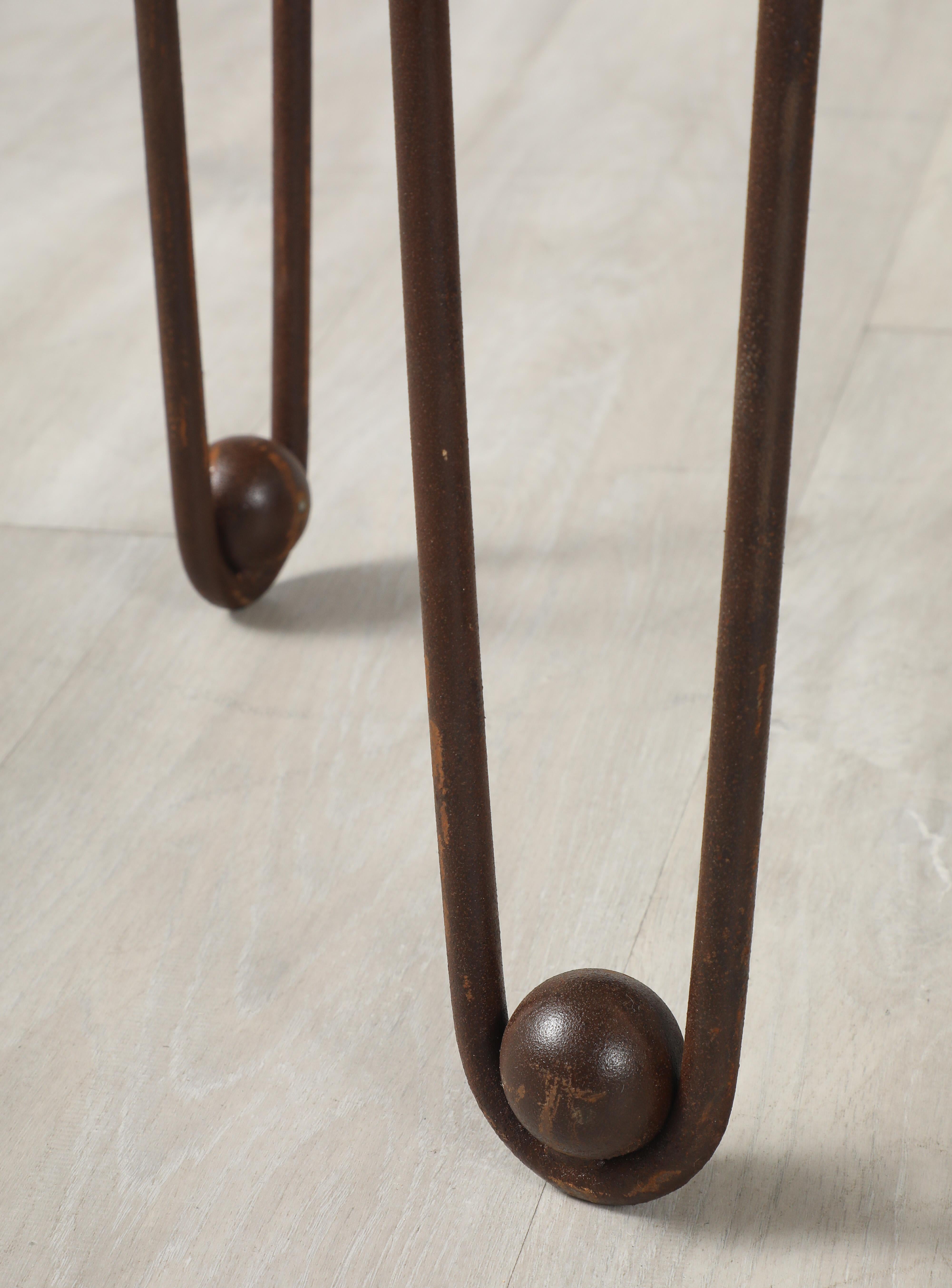 Paire de tables d'appoint circulaires en fer et travertin de style Art déco français, vers 1940 en vente 2