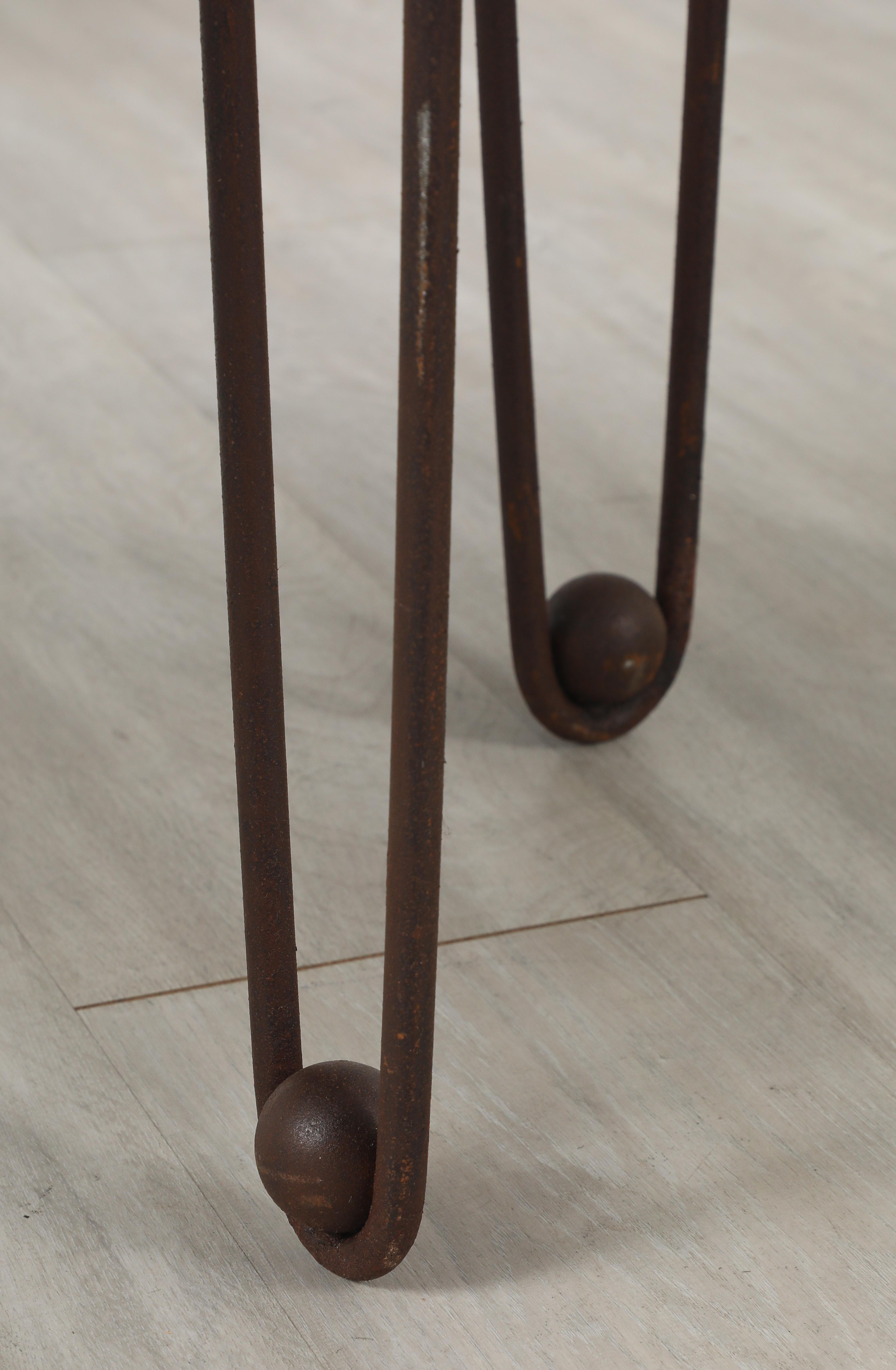 Paire de tables d'appoint circulaires en fer et travertin de style Art déco français, vers 1940 en vente 3