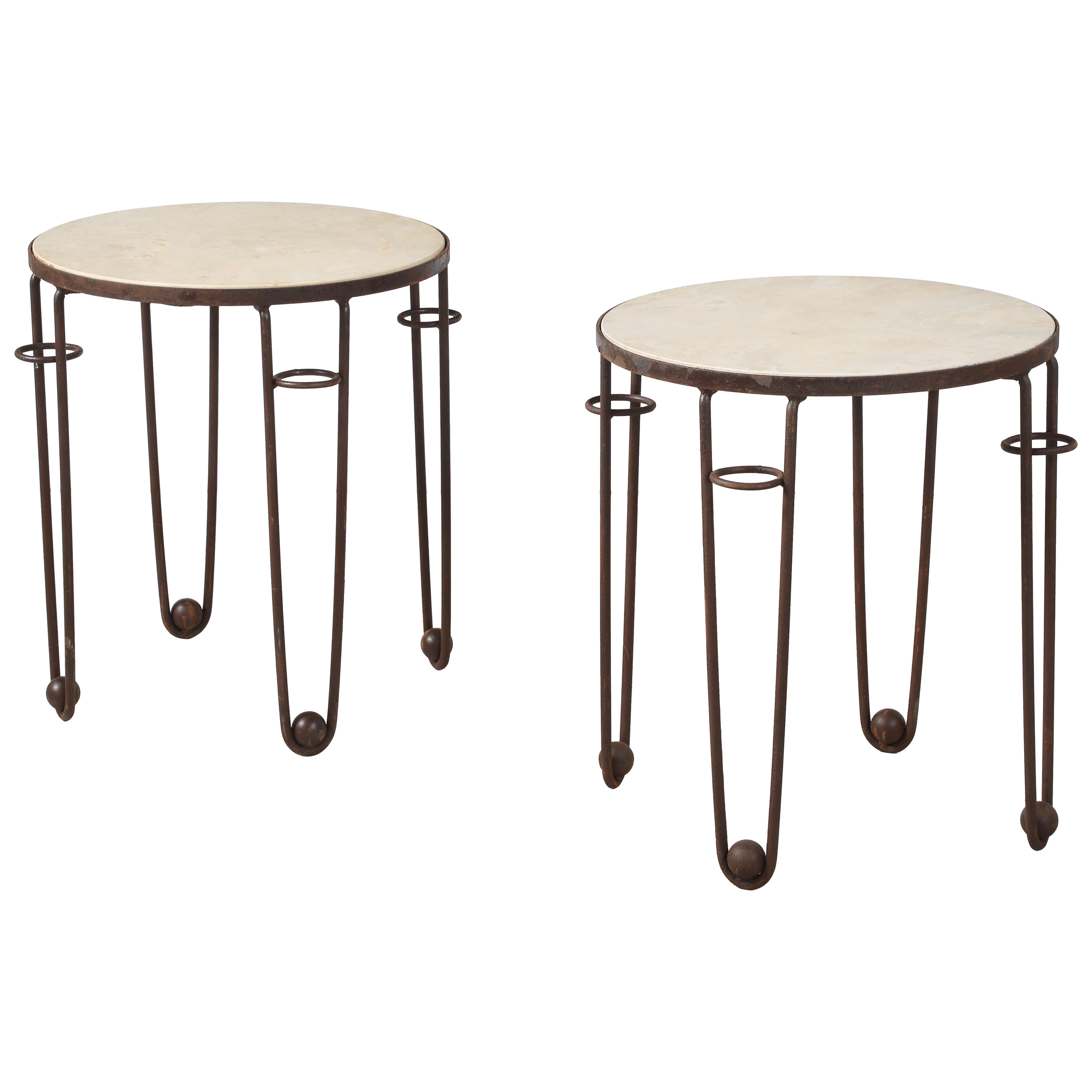 Paire de tables d'appoint circulaires en fer et travertin de style Art déco français, vers 1940 en vente