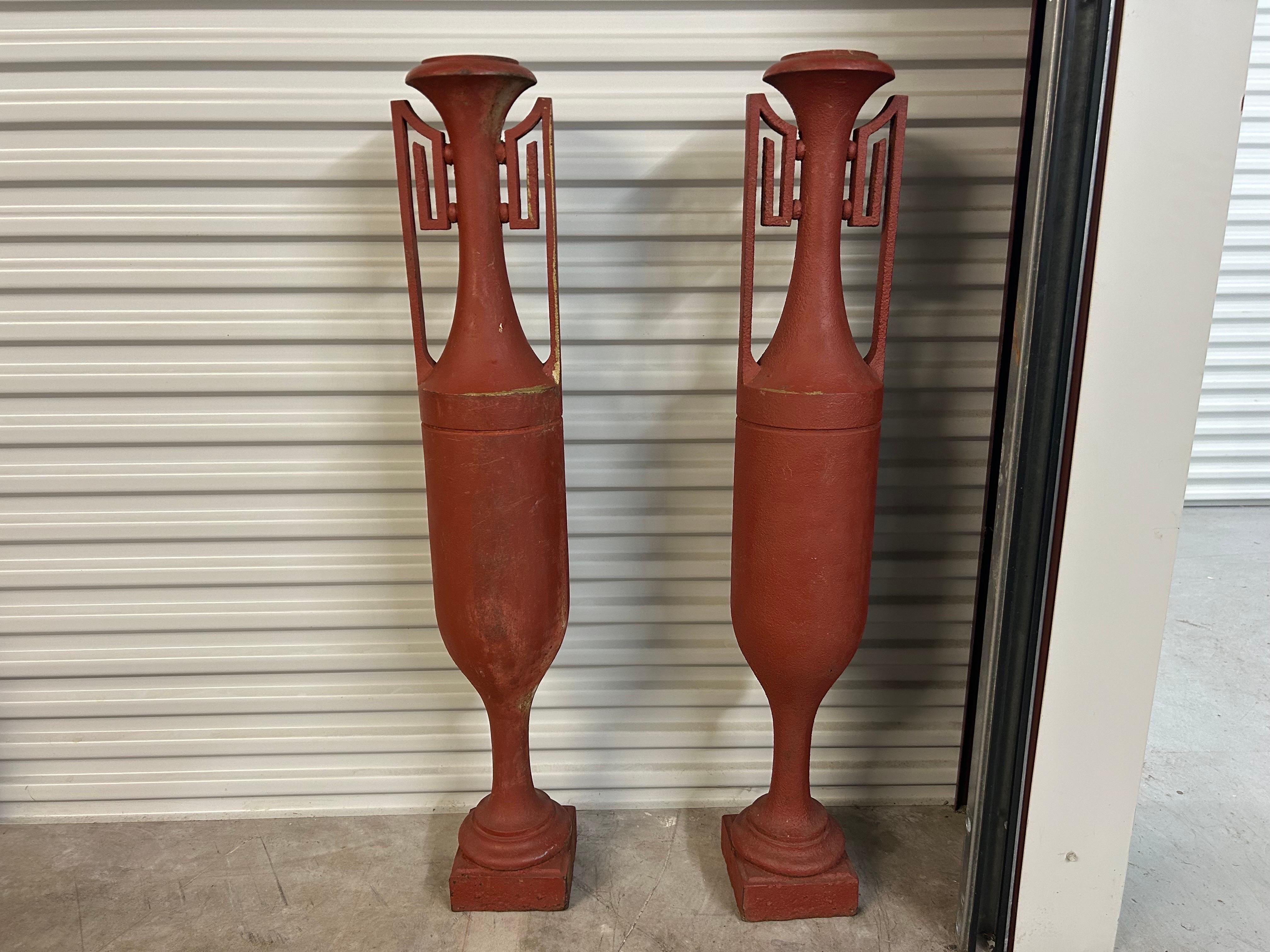 Coppia di urne in ferro in stile Art Déco francese.
Questa splendida coppia di  Le urne francesi Art Deco con maniglie a chiave greca sono l'accessorio perfetto e, se lo desideri, possono essere facilmente dipinte nel colore che preferisci.