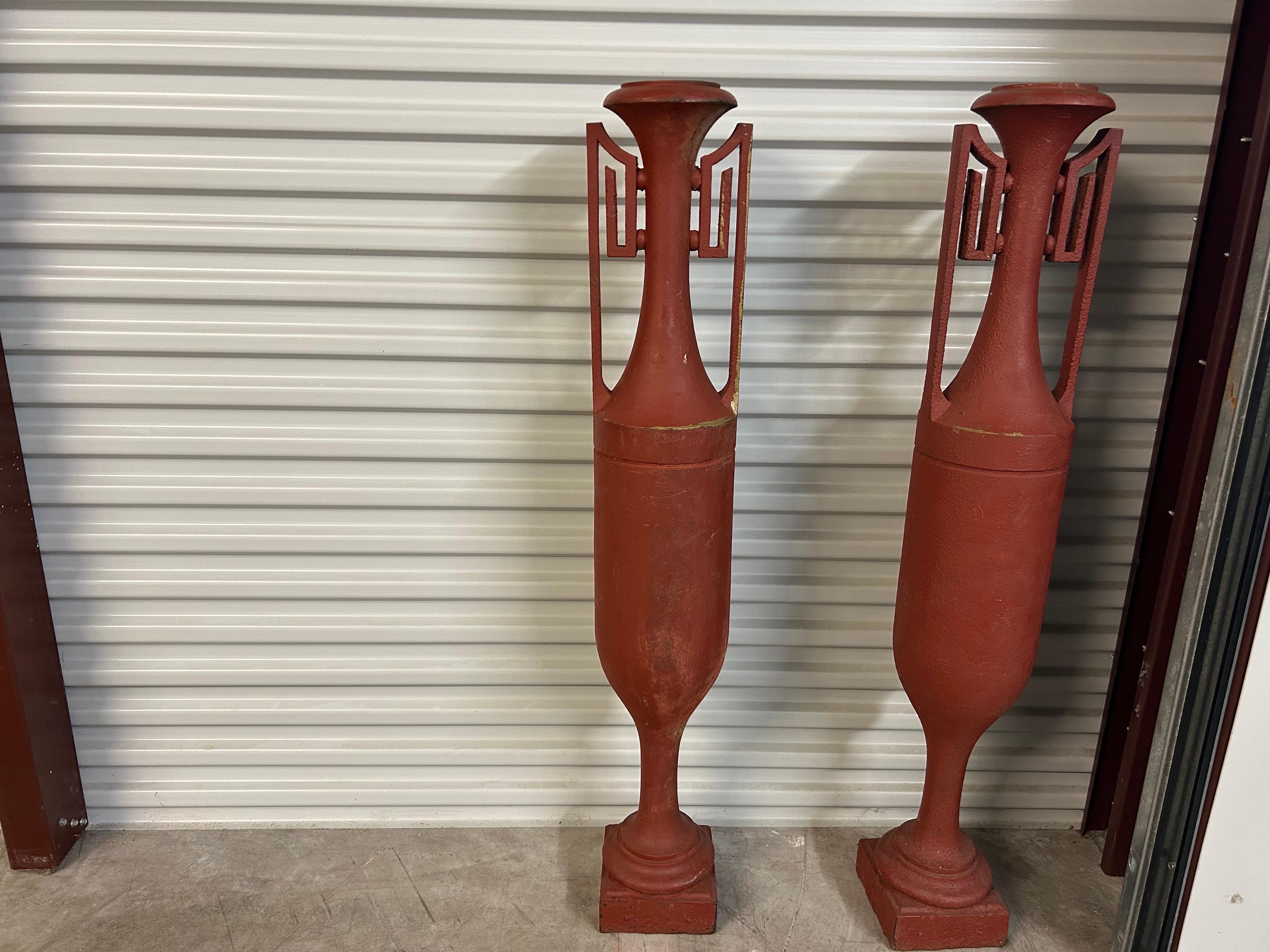 Francese Coppia di urne in ferro Art Déco francese in vendita
