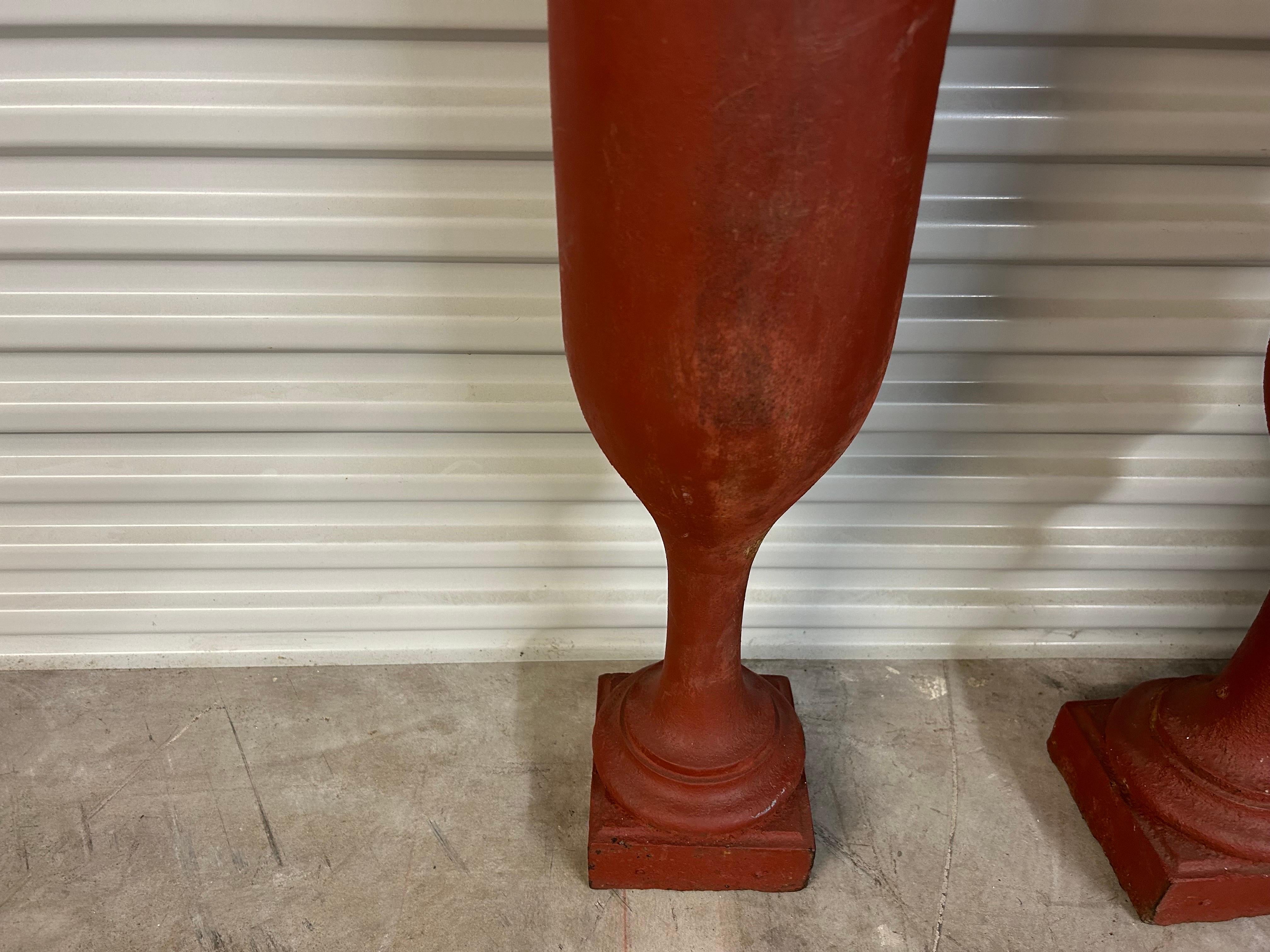 Inizio XX secolo Coppia di urne in ferro Art Déco francese in vendita