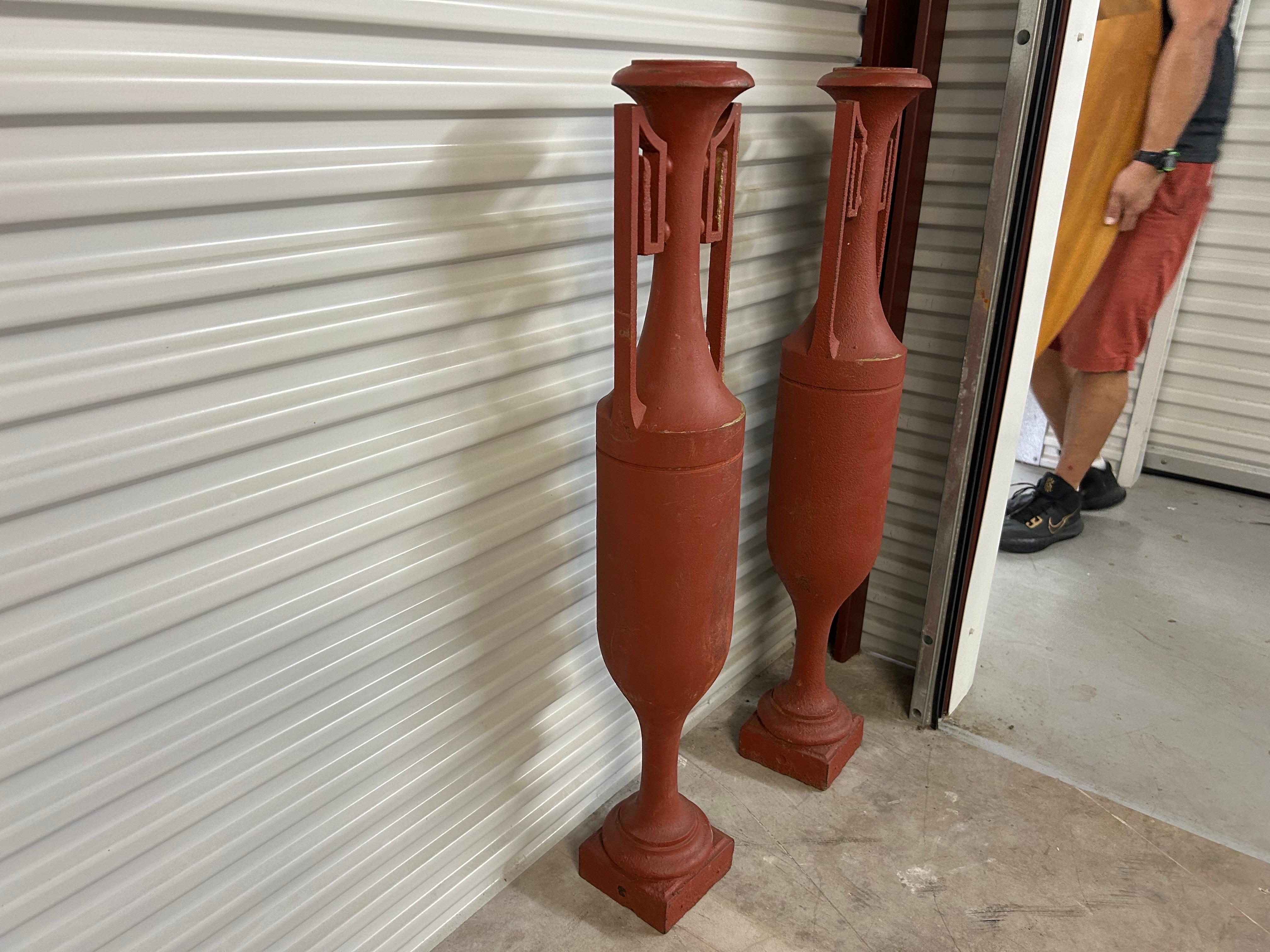 Ferro Coppia di urne in ferro Art Déco francese in vendita