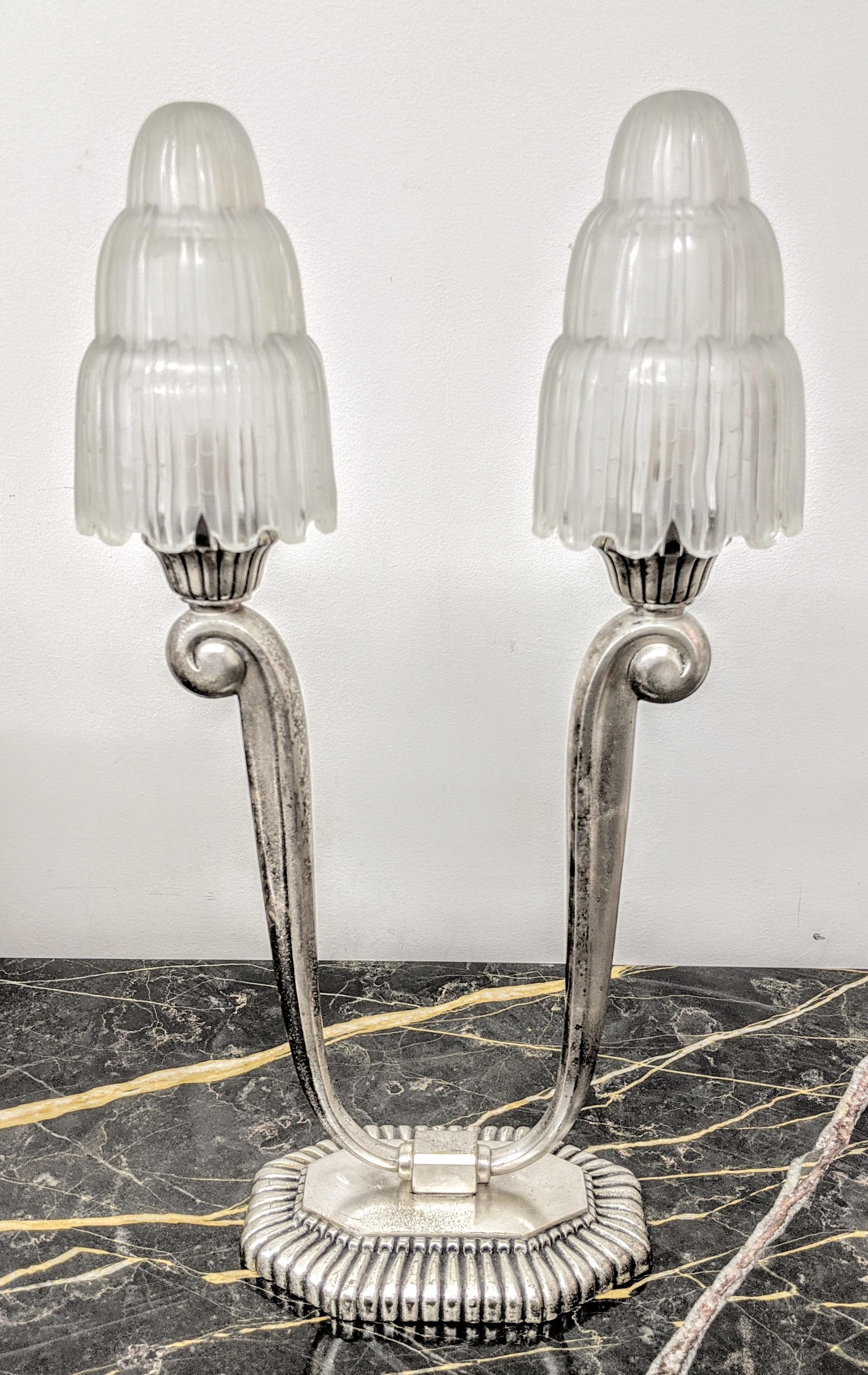 Une paire de lampes de table Art Déco en très bon état, extrêmement difficile à trouver. Une collaboration entre deux artistes français très appréciés à l'apogée de l'ère Art déco. Les abat-jour en verre connus sous le nom de 