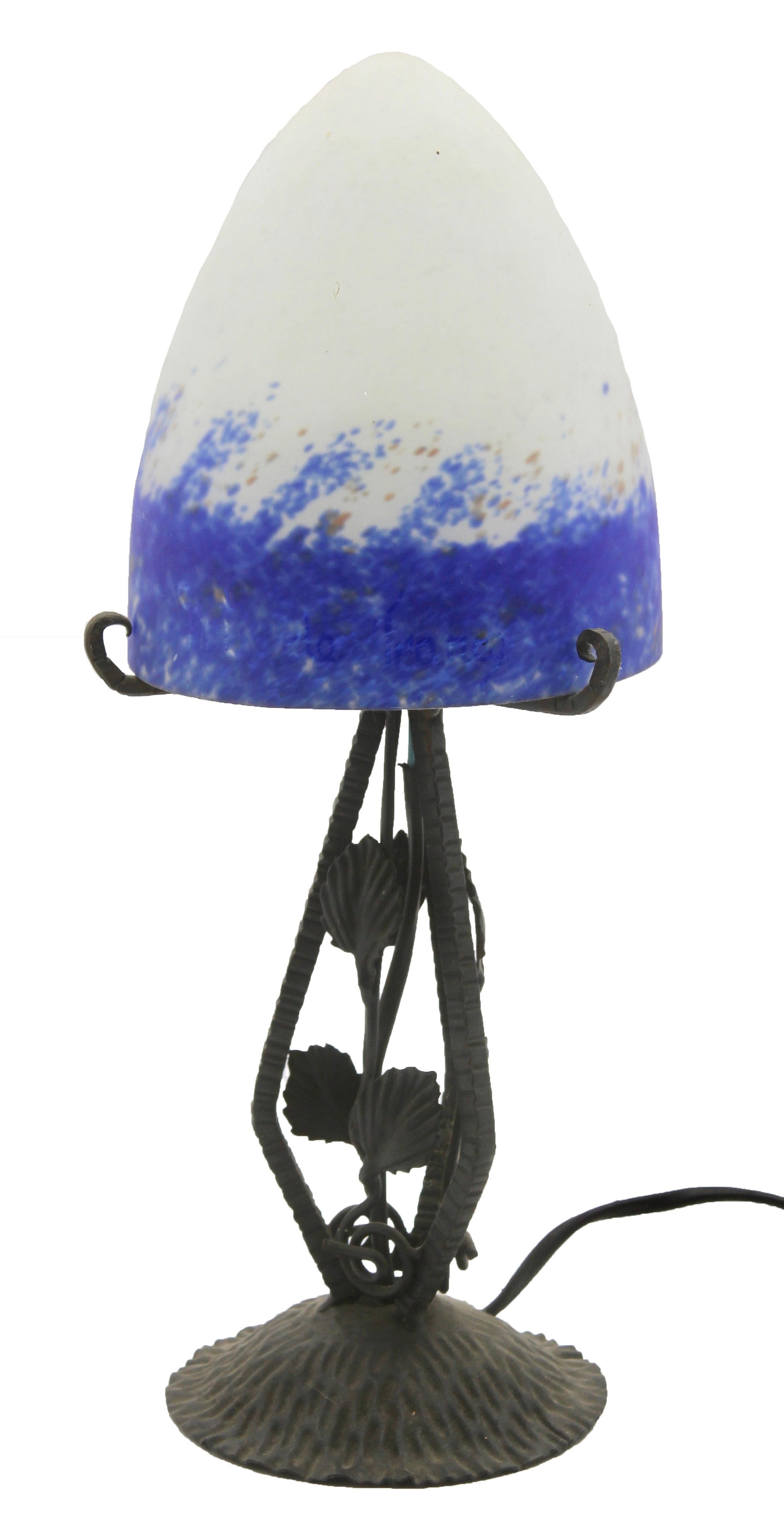 Paire de lampes Art déco françaises en fer forgé avec abat-jour en verre coloré signé en vente 4