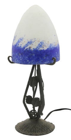 Paire de lampes Art Déco françaises en fer forgé avec abat-jours en verre coloré signées