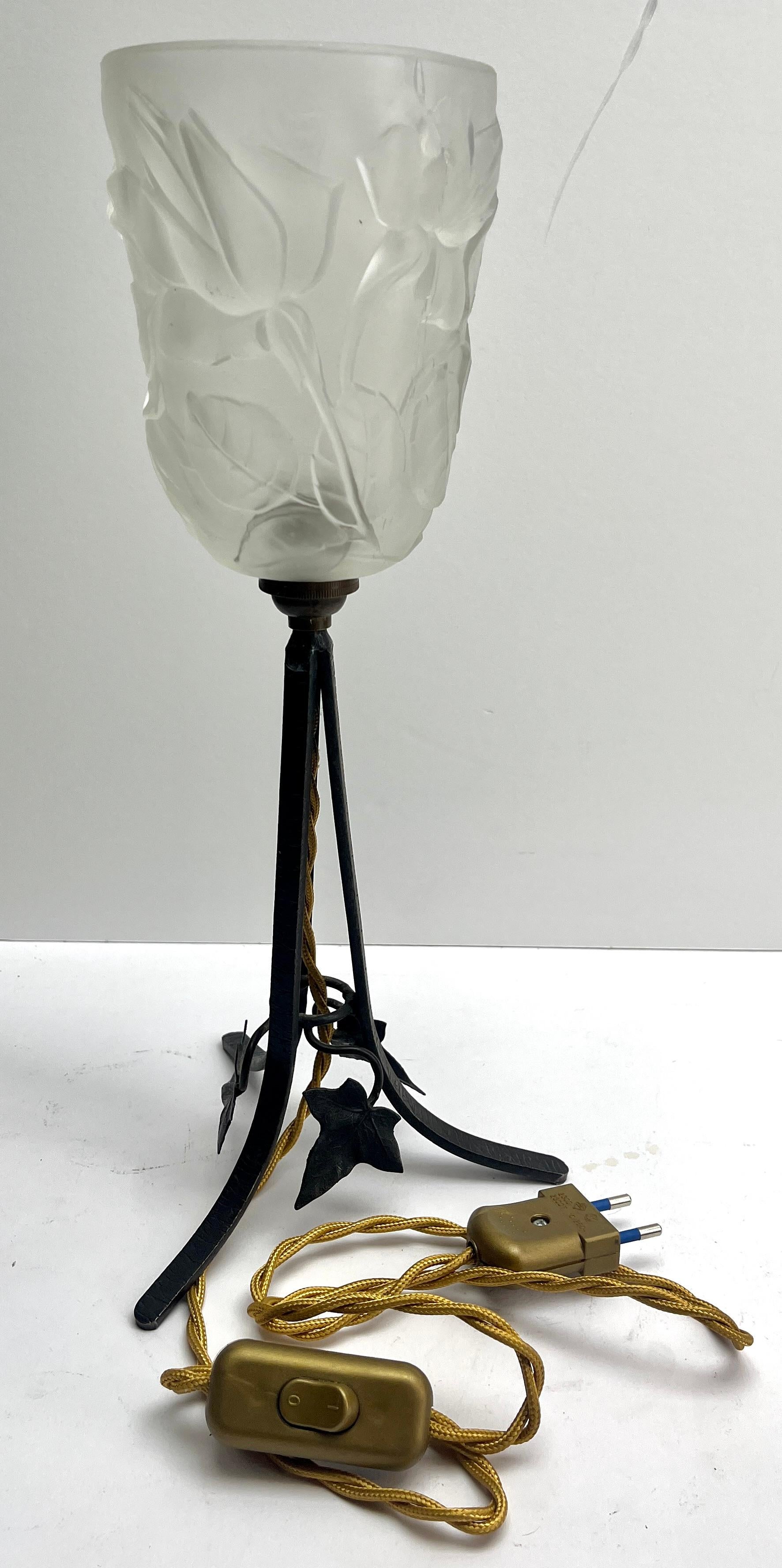 Art nouveau Paire de lampes Art Déco en fer forgé avec abat-jour en verre en vente