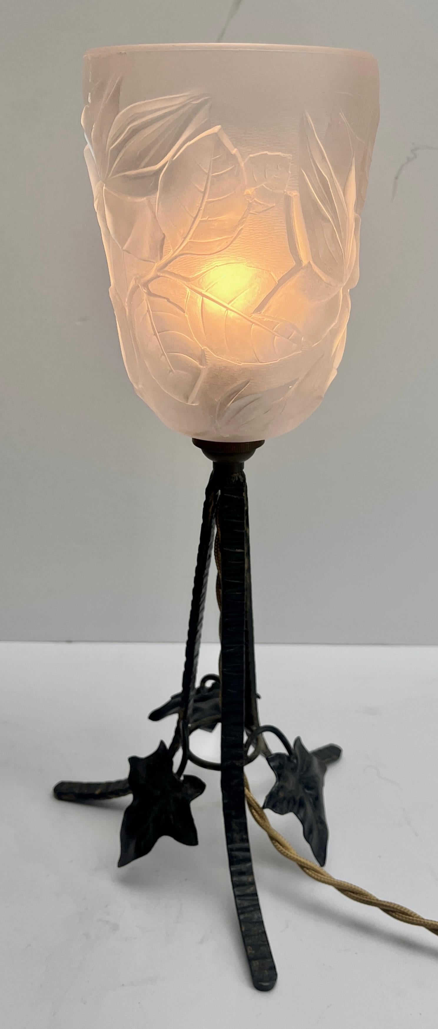 Français Paire de lampes Art Déco en fer forgé avec abat-jour en verre en vente